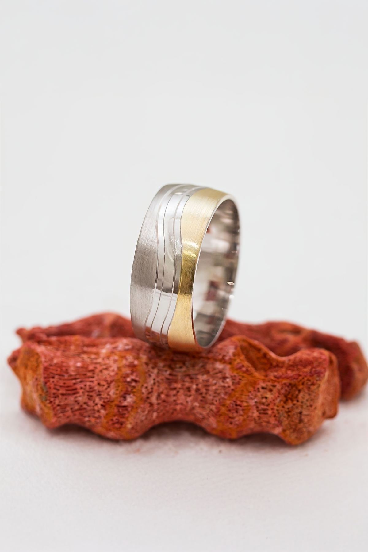 Su Yolu Motifli Altın Renk Şeritli Unisex Gümüş Alyans