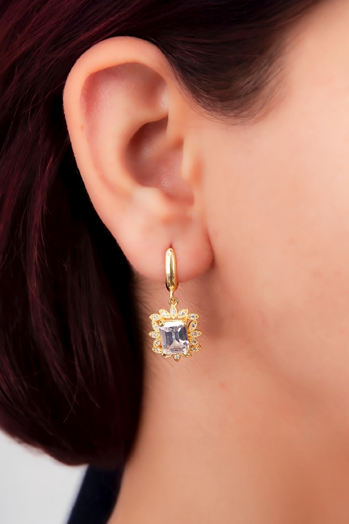 Yaprak Motifli Zirkon Taşlı Altın Kaplama 925 Ayar Gümüş Küpe