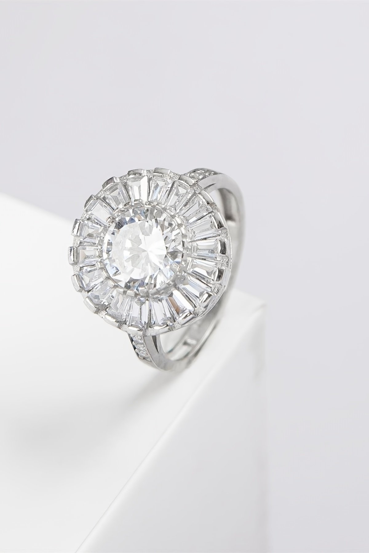 Zirkon Taşlı Baget Süslemeli Rodyumlu 925 Ayar Gümüş Bayan Yüzük