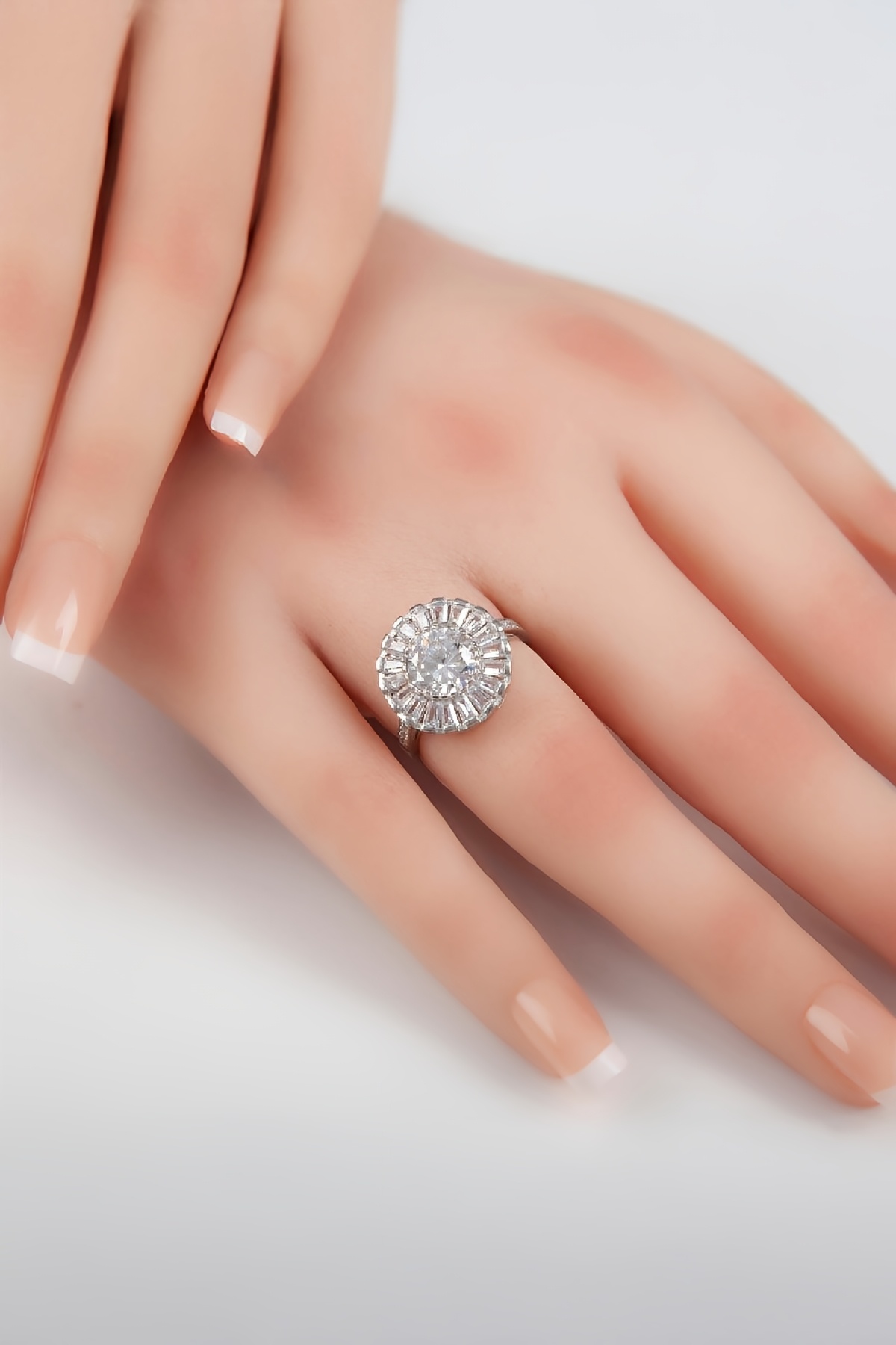 Zirkon Taşlı Baget Süslemeli Rodyumlu 925 Ayar Gümüş Bayan Yüzük