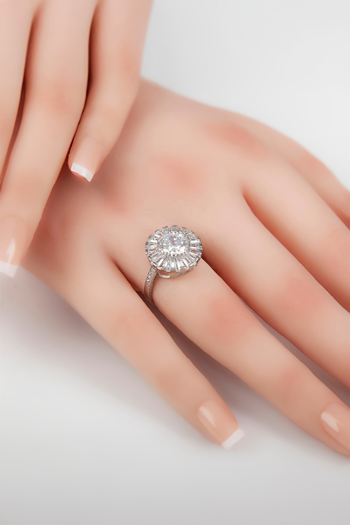 Zirkon Taşlı Baget Süslemeli Rodyumlu 925 Ayar Gümüş Bayan Yüzük