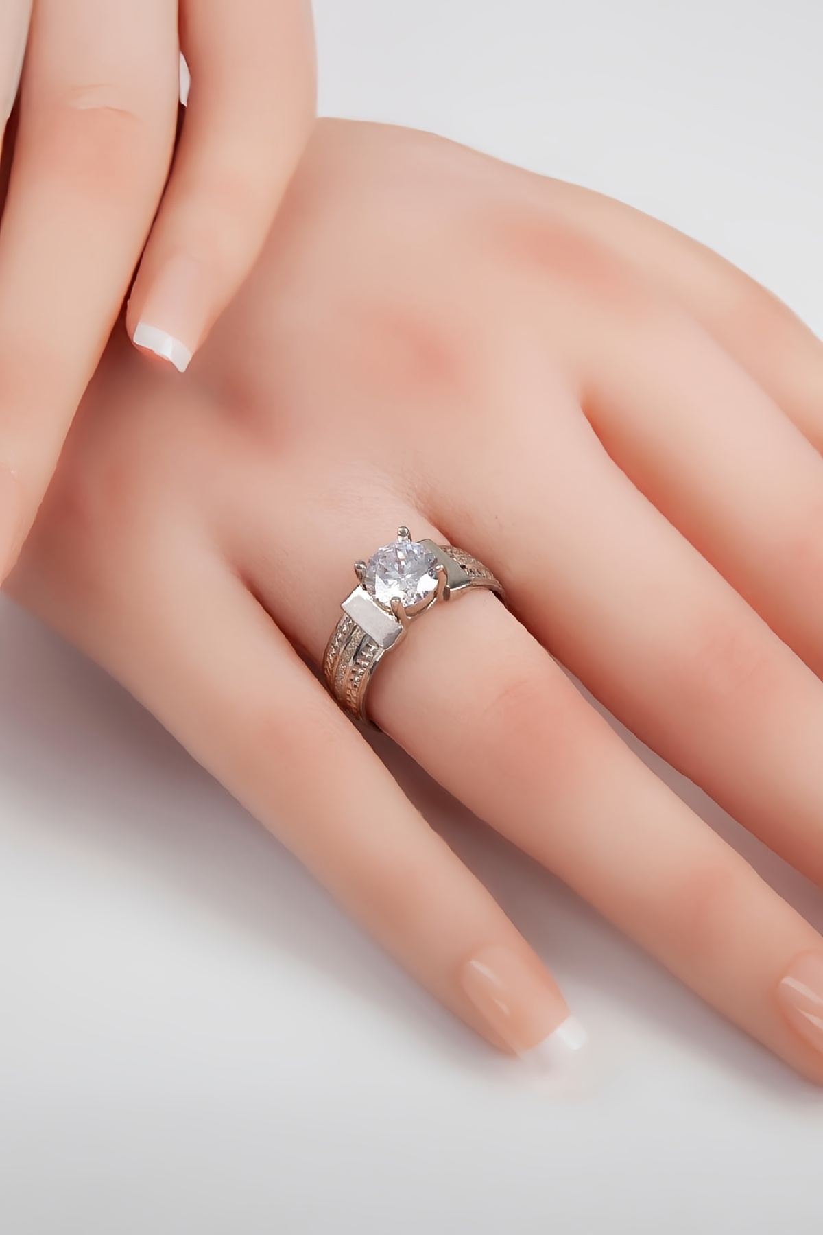 Zirkon Taşlı Puantiyeli Rodyumlu 925 Ayar Gümüş Bayan Alyans Yüzük