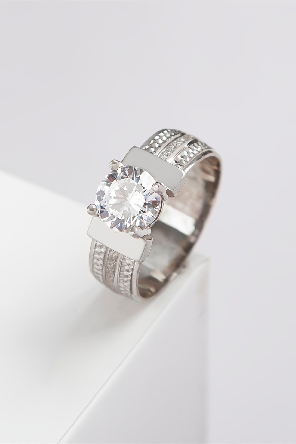 Zirkon Taşlı Puantiyeli Rodyumlu 925 Ayar Gümüş Bayan Alyans Yüzük