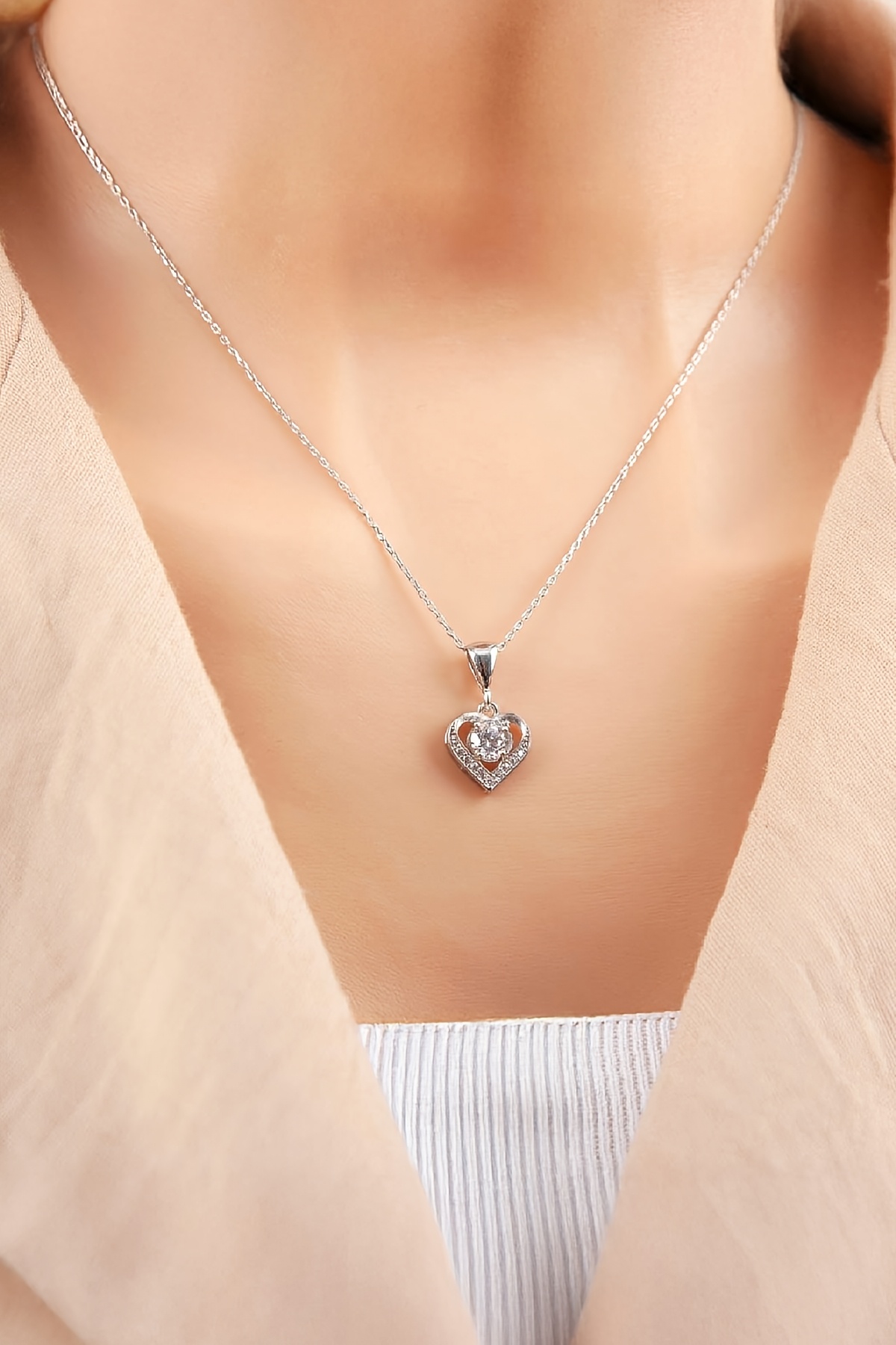 Zirkon Taşlı Rodyum Kaplama 925 Ayar Gümüş Bayan Kalp Kolye