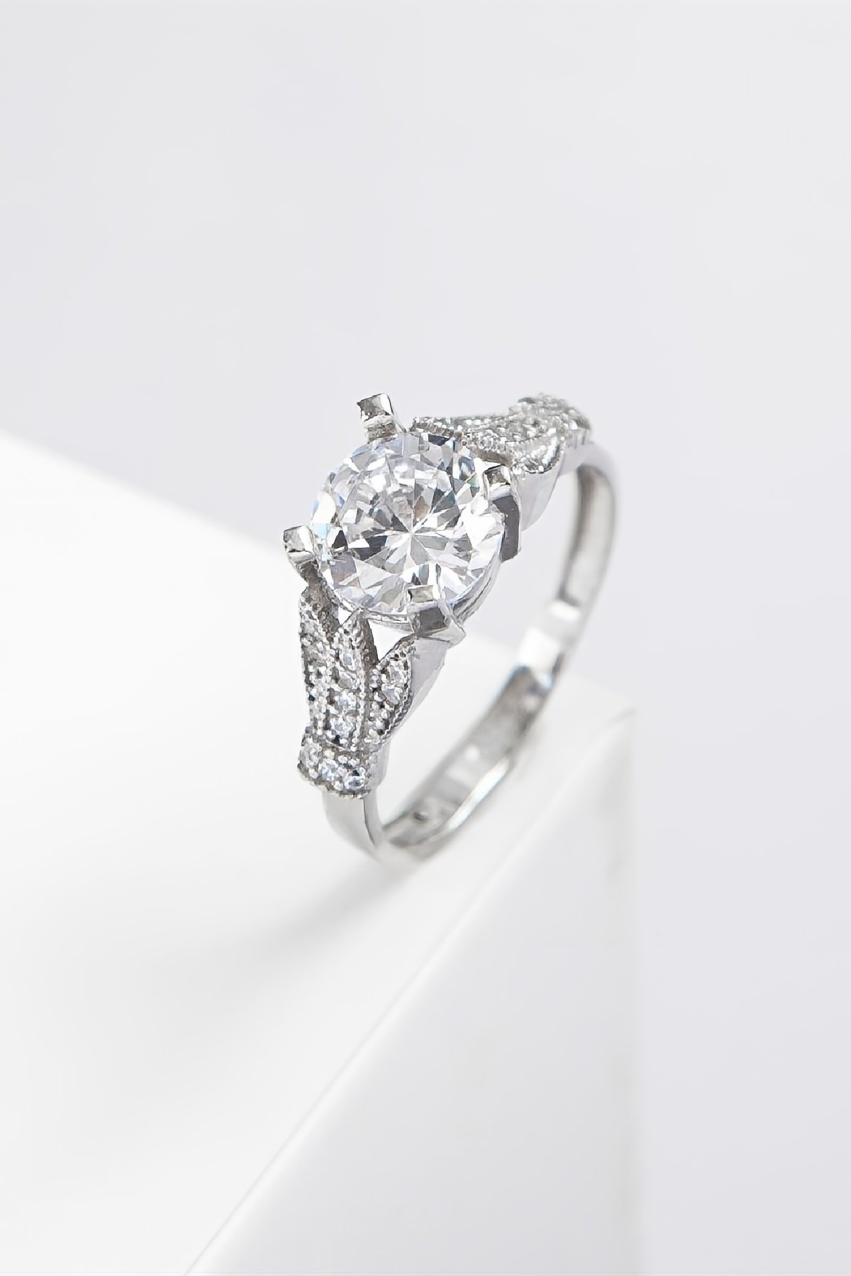 Zirkon Taşlı Rodyumlu 925 Ayar Gümüş Bayan Yüzük