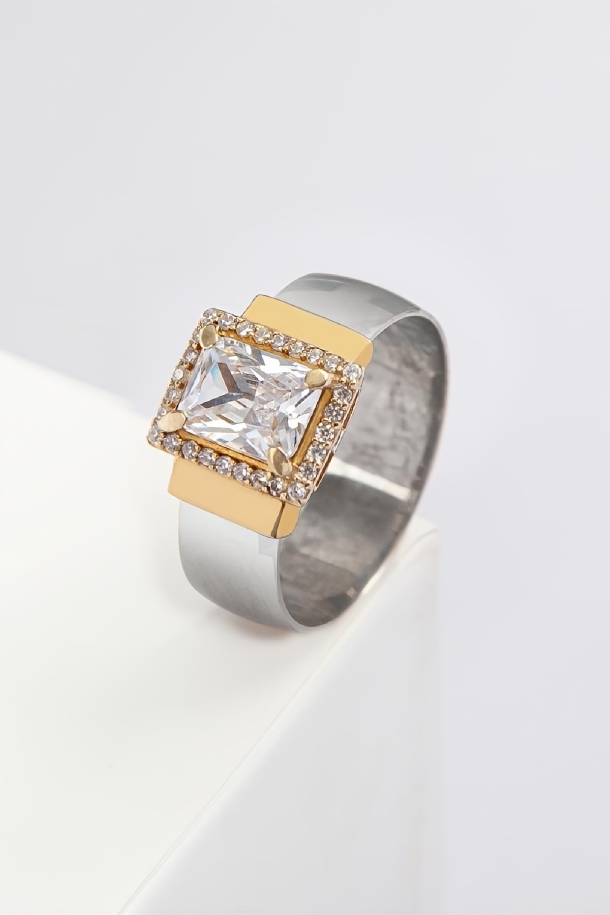 Zirkon Taşlı Yanları Zirkon Süslemeli 925 Ayar Gümüş Bayan Alyans Yüzük