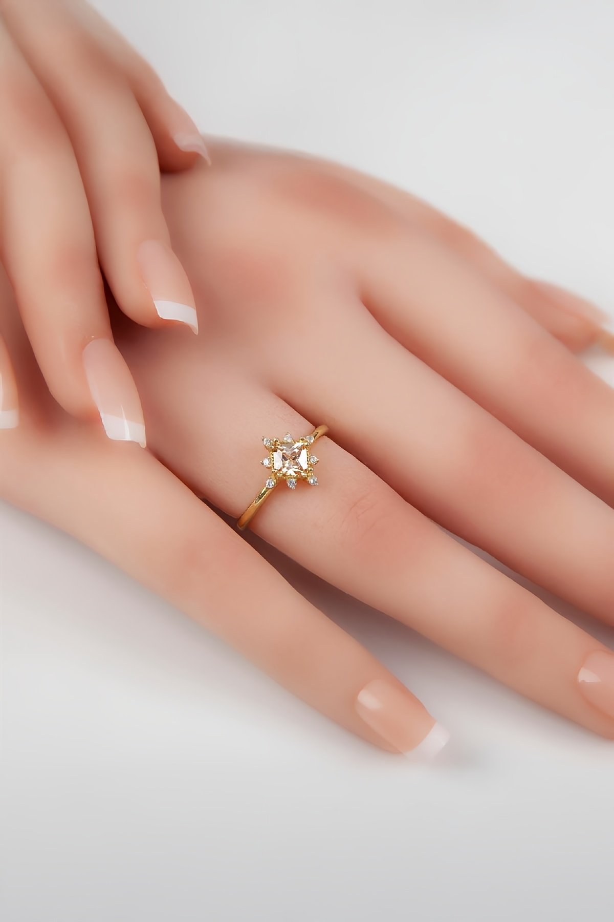 Zultanit Taşlı Zirkon Süslemeli Altın Kaplama Gümüş Bayan Yüzük