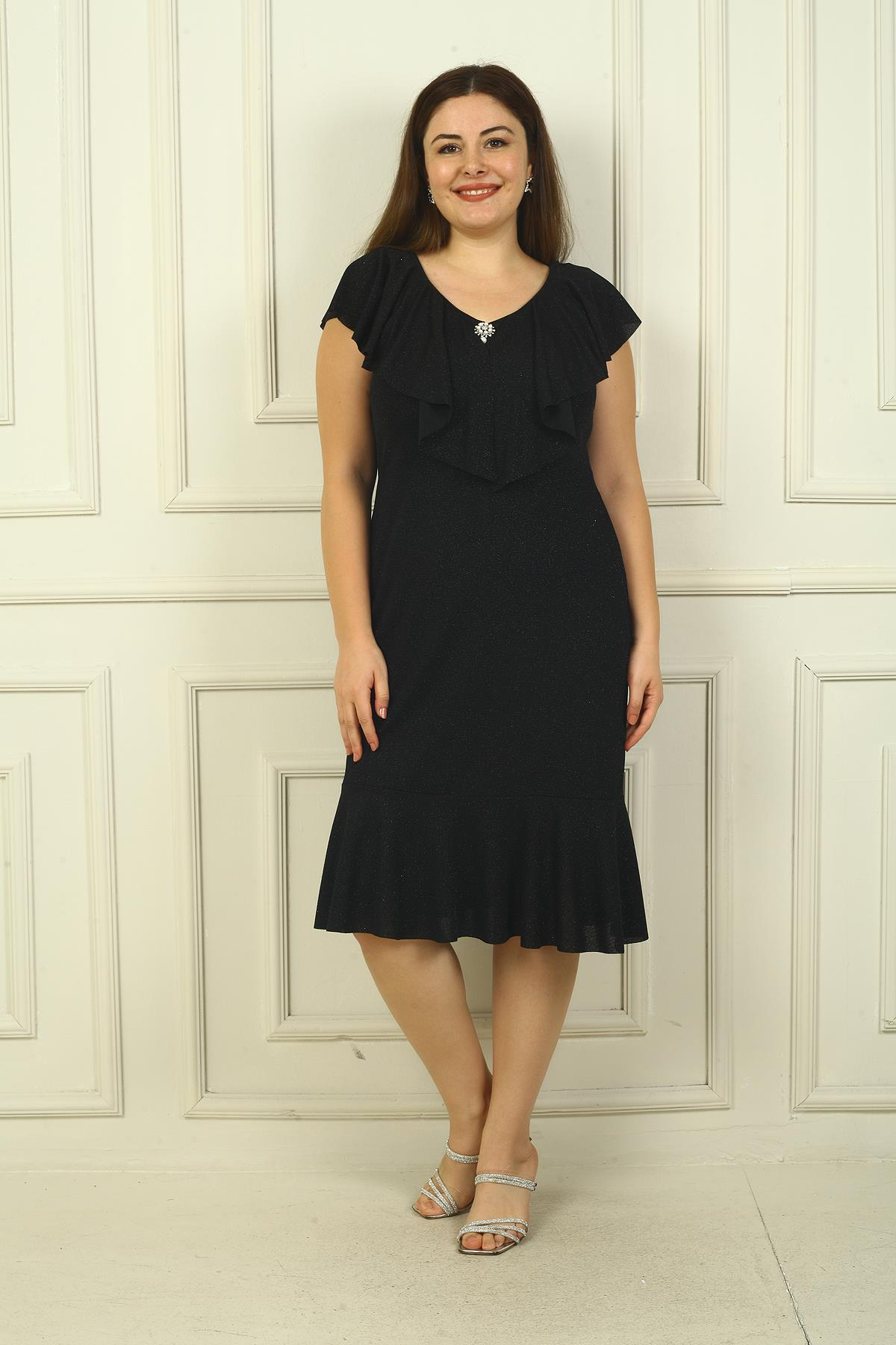 S-20Y0910009Volanlı Yaka Broşlu Simli Büyük Beden Elbise Siyah