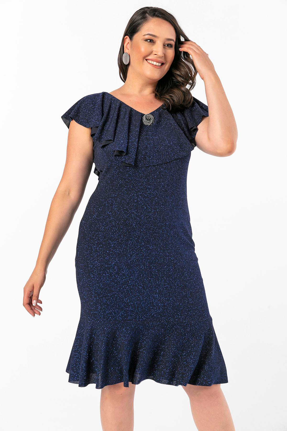 S-20Y0910009Volanlı Yaka Broşlu Simli Büyük Beden Elbise Lacivert