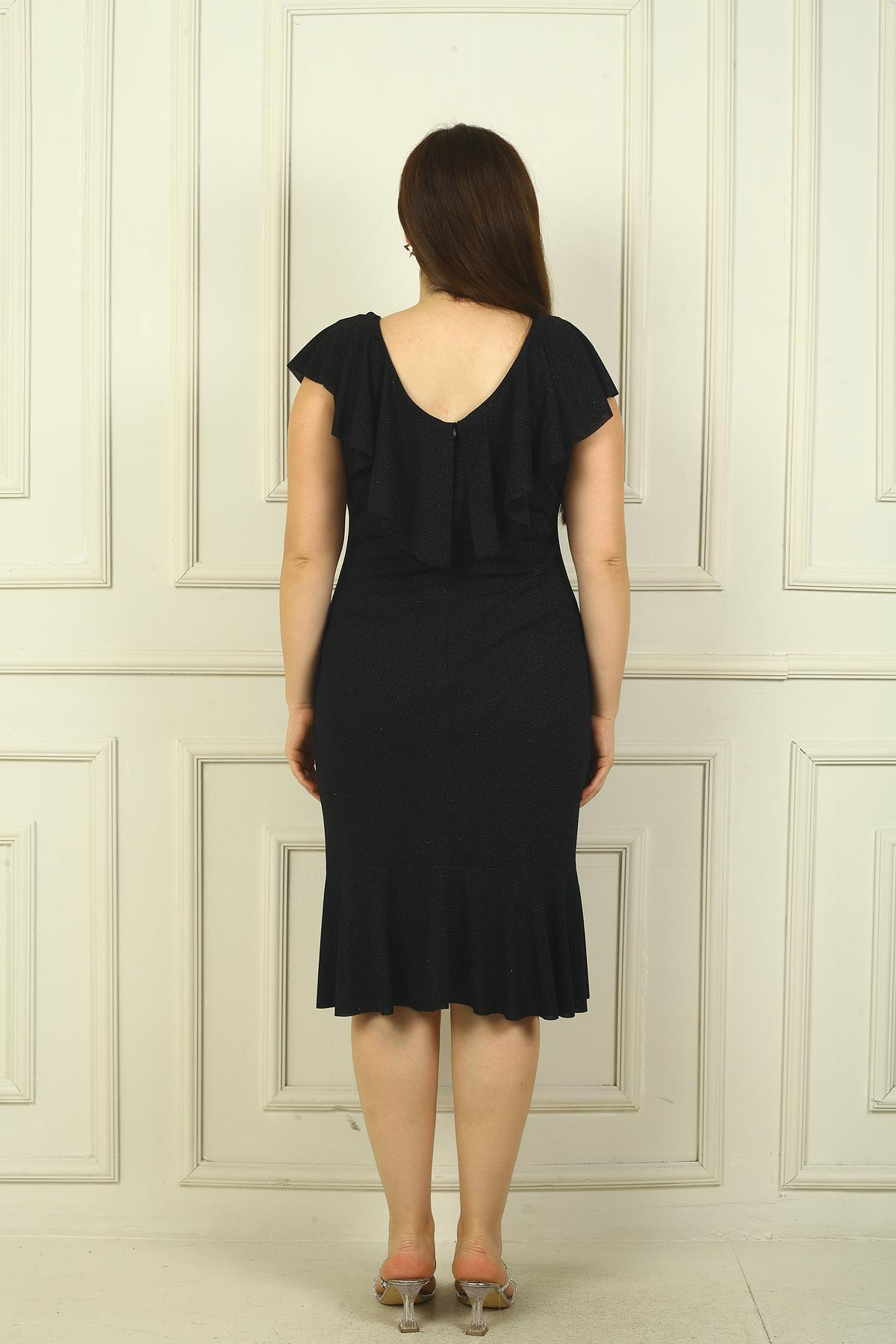 S-20Y0910009Volanlı Yaka Broşlu Simli Büyük Beden Elbise Siyah