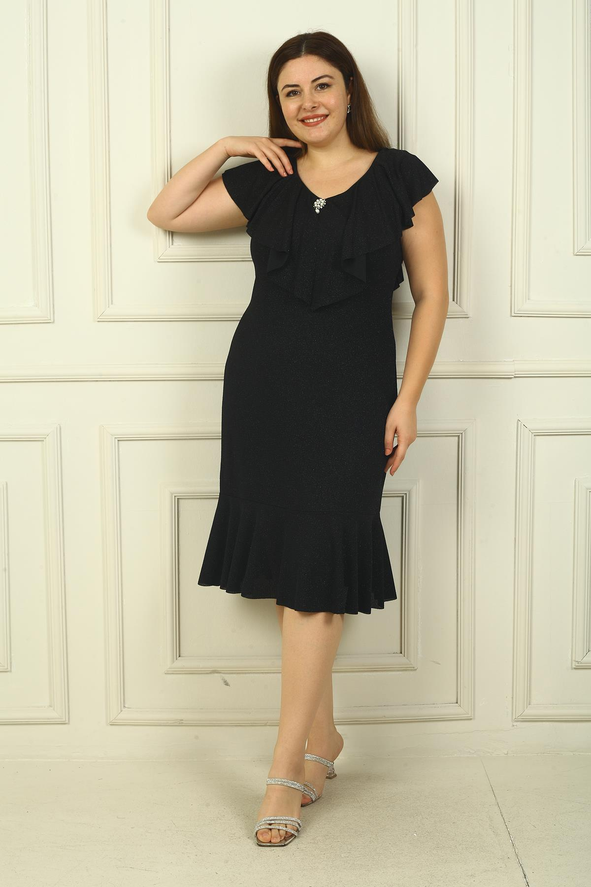 S-20Y0910009Volanlı Yaka Broşlu Simli Büyük Beden Elbise Siyah