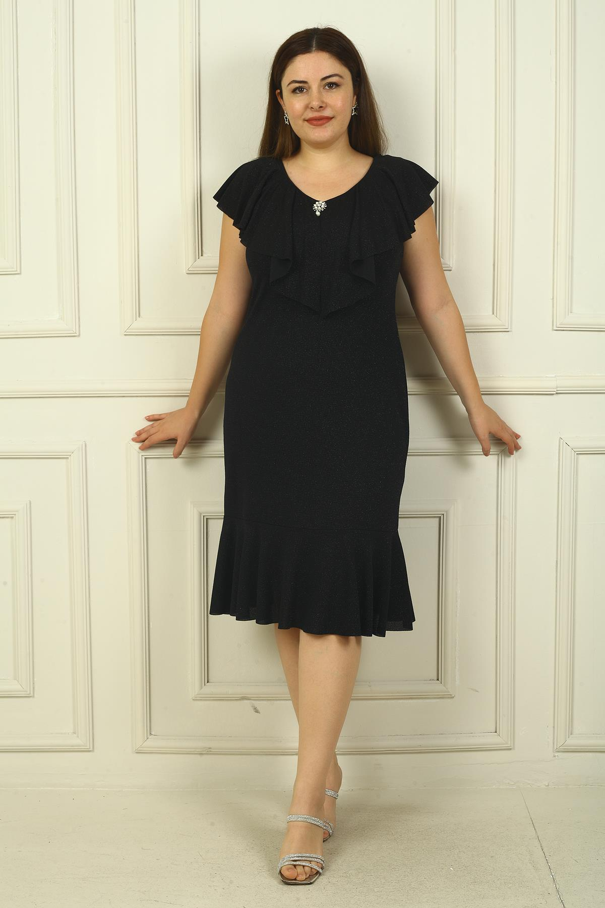 S-20Y0910009Volanlı Yaka Broşlu Simli Büyük Beden Elbise Siyah