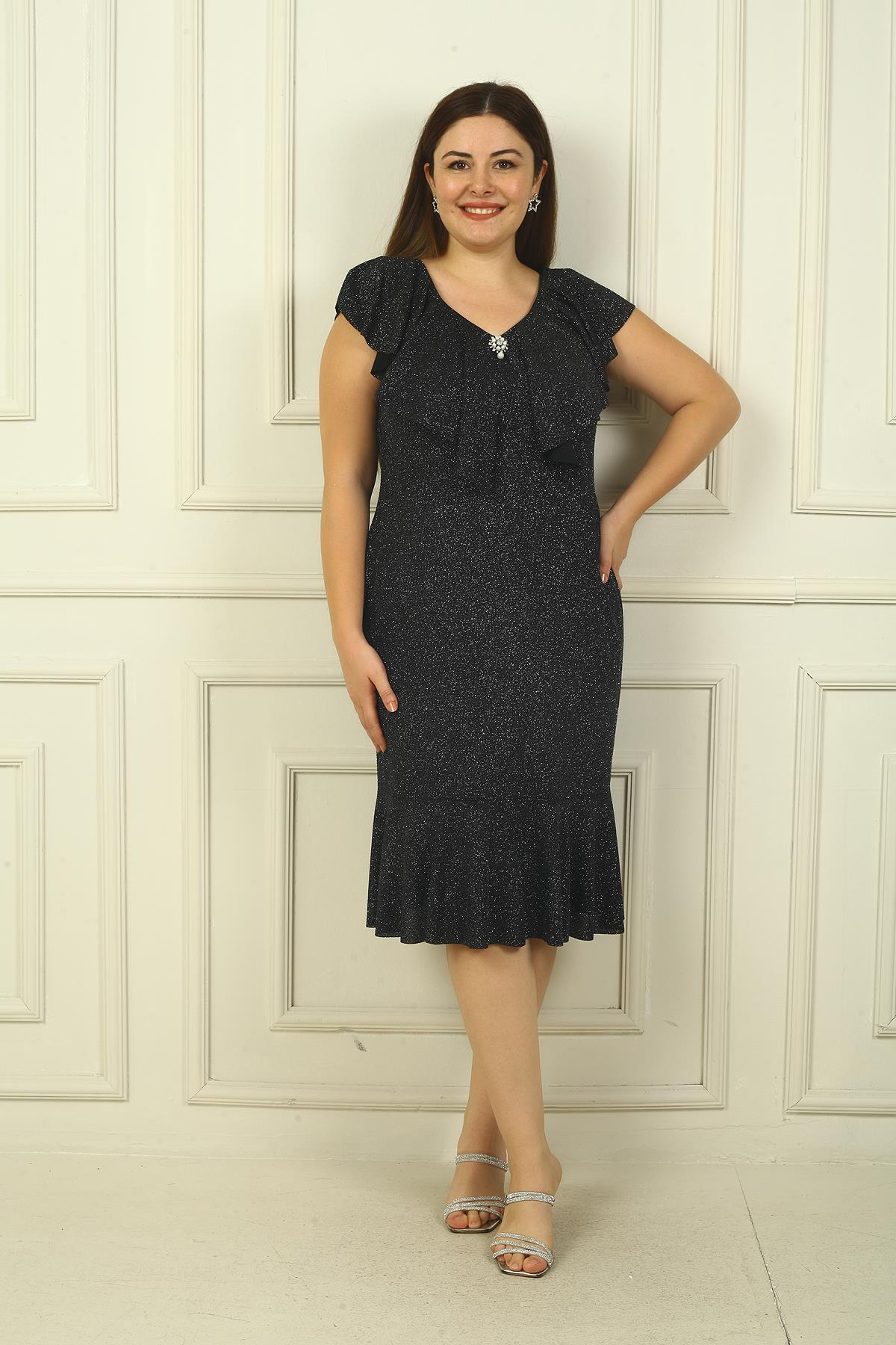 S-20Y0910009Volanlı Yaka Broşlu Simli Büyük Beden Elbise