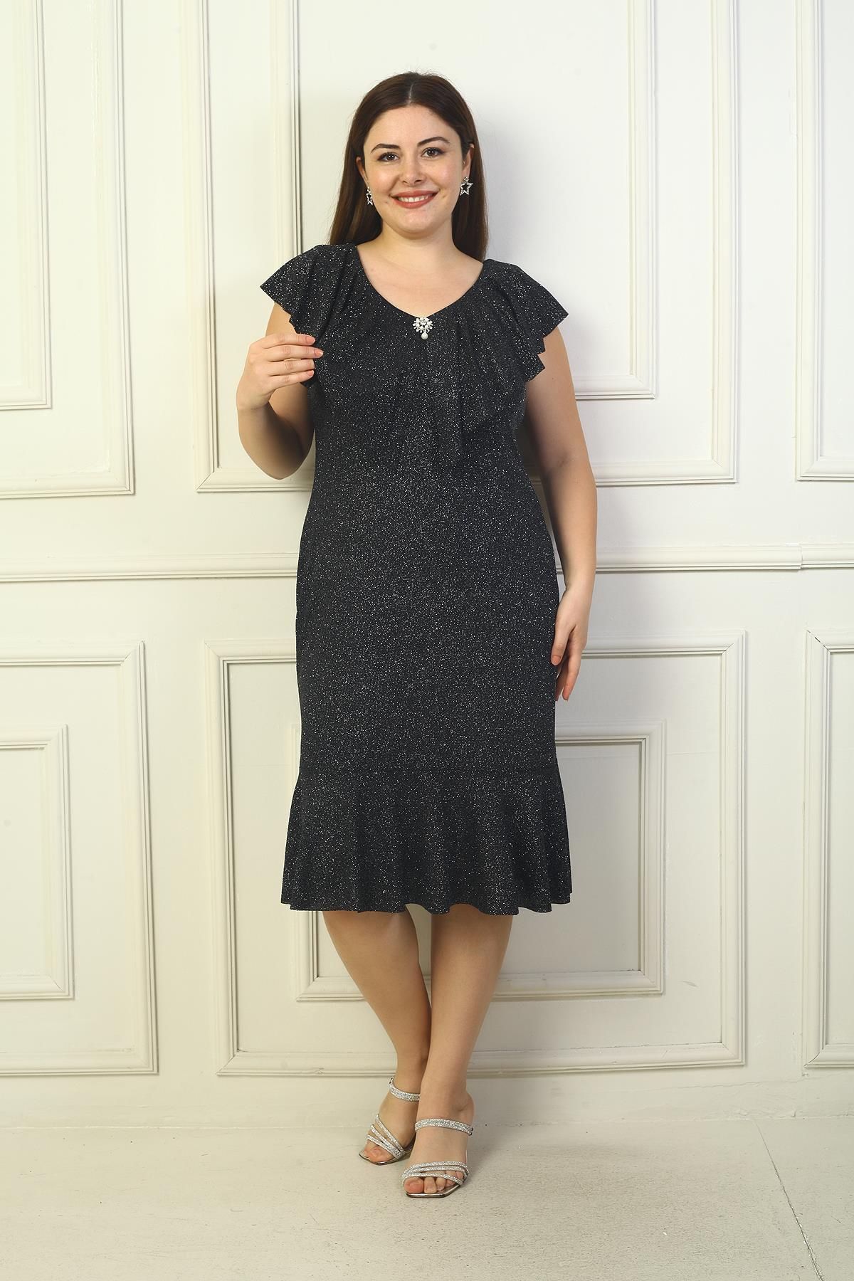 S-20Y0910009Volanlı Yaka Broşlu Simli Büyük Beden Elbise