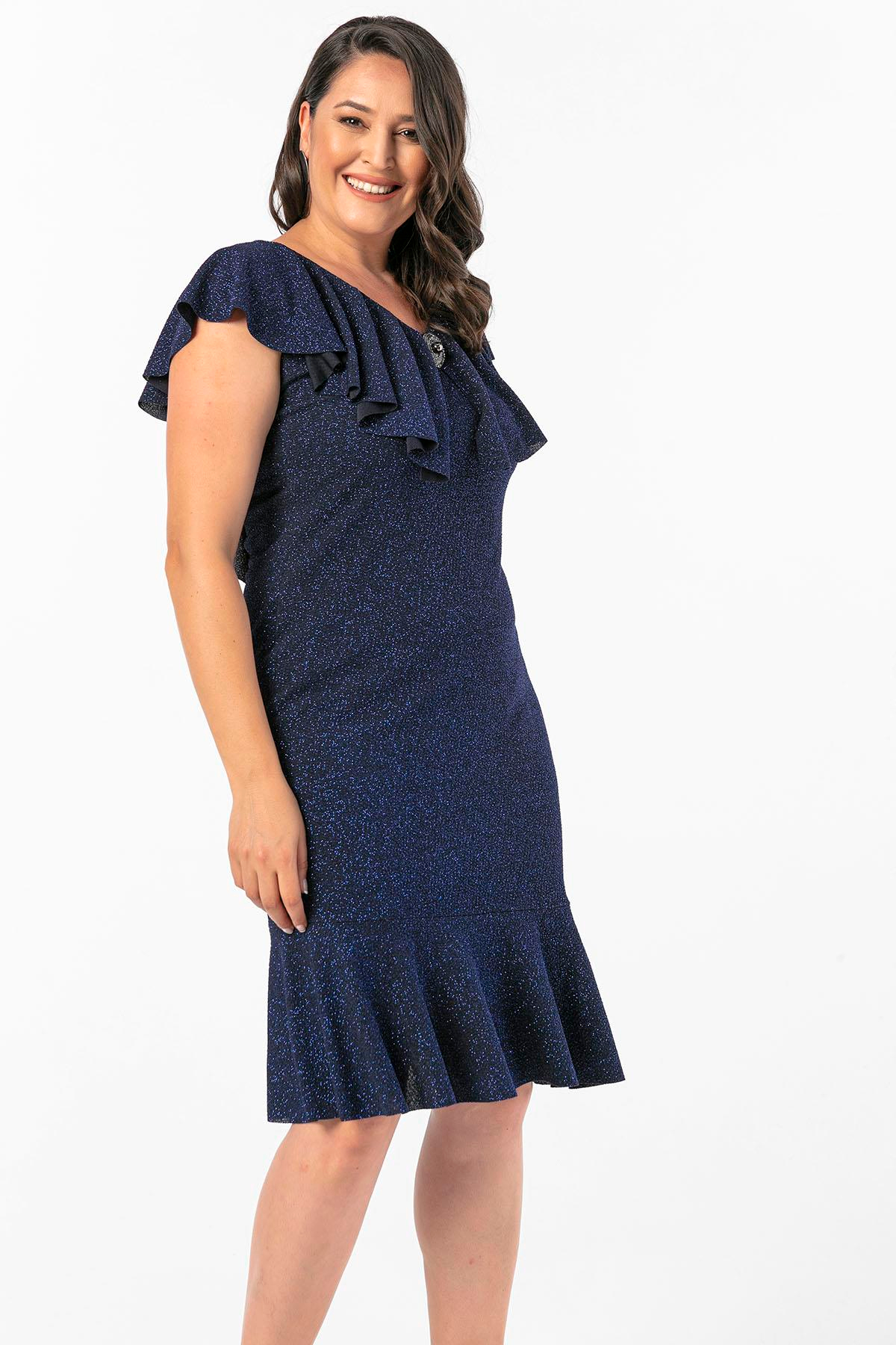 S-20Y0910009Volanlı Yaka Broşlu Simli Büyük Beden Elbise Lacivert