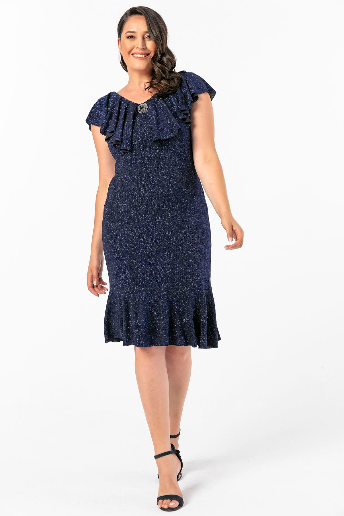 S-20Y0910009Volanlı Yaka Broşlu Simli Büyük Beden Elbise Lacivert