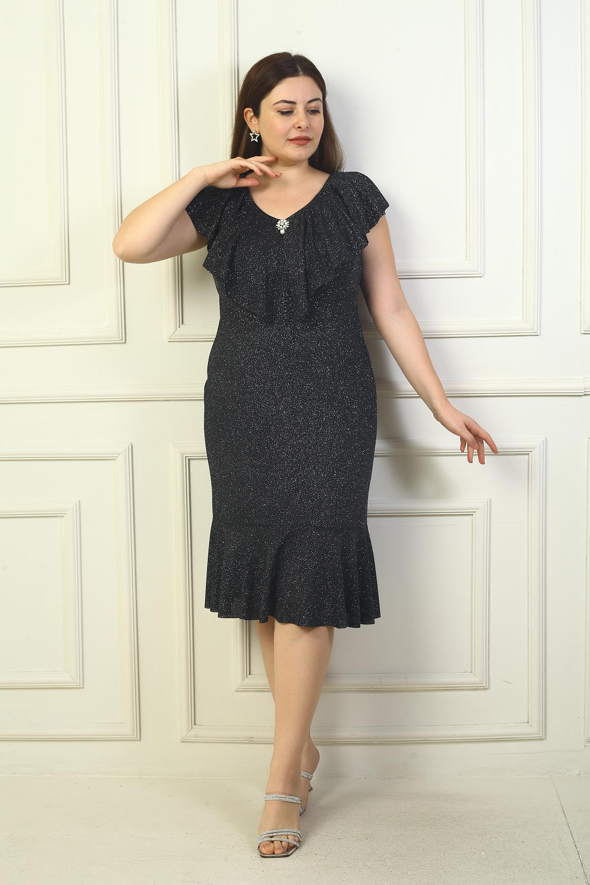 S-20Y0910009Volanlı Yaka Broşlu Simli Büyük Beden Elbise