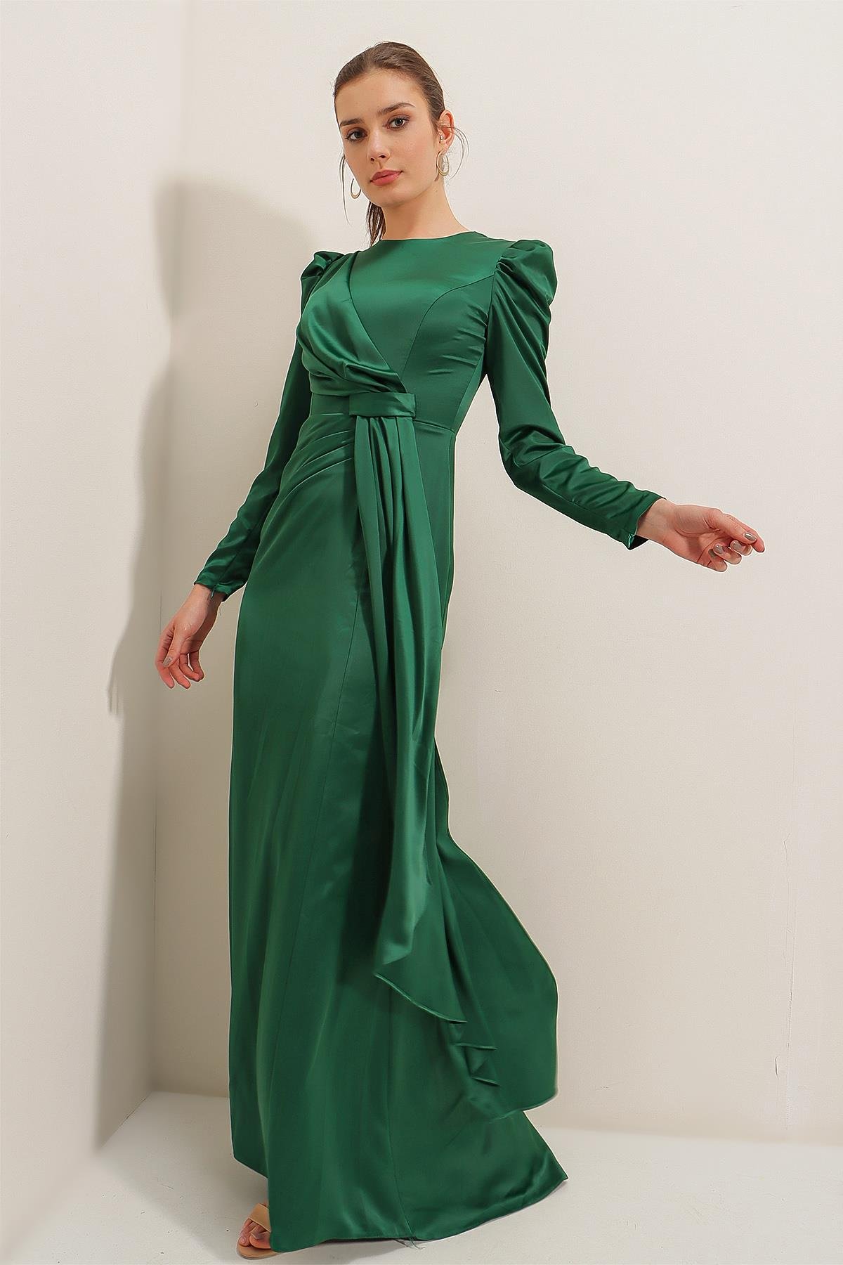 S-22K0190002Önü Pile Detaylı Astarlı Uzun Kollu Saten Uzun Elbise