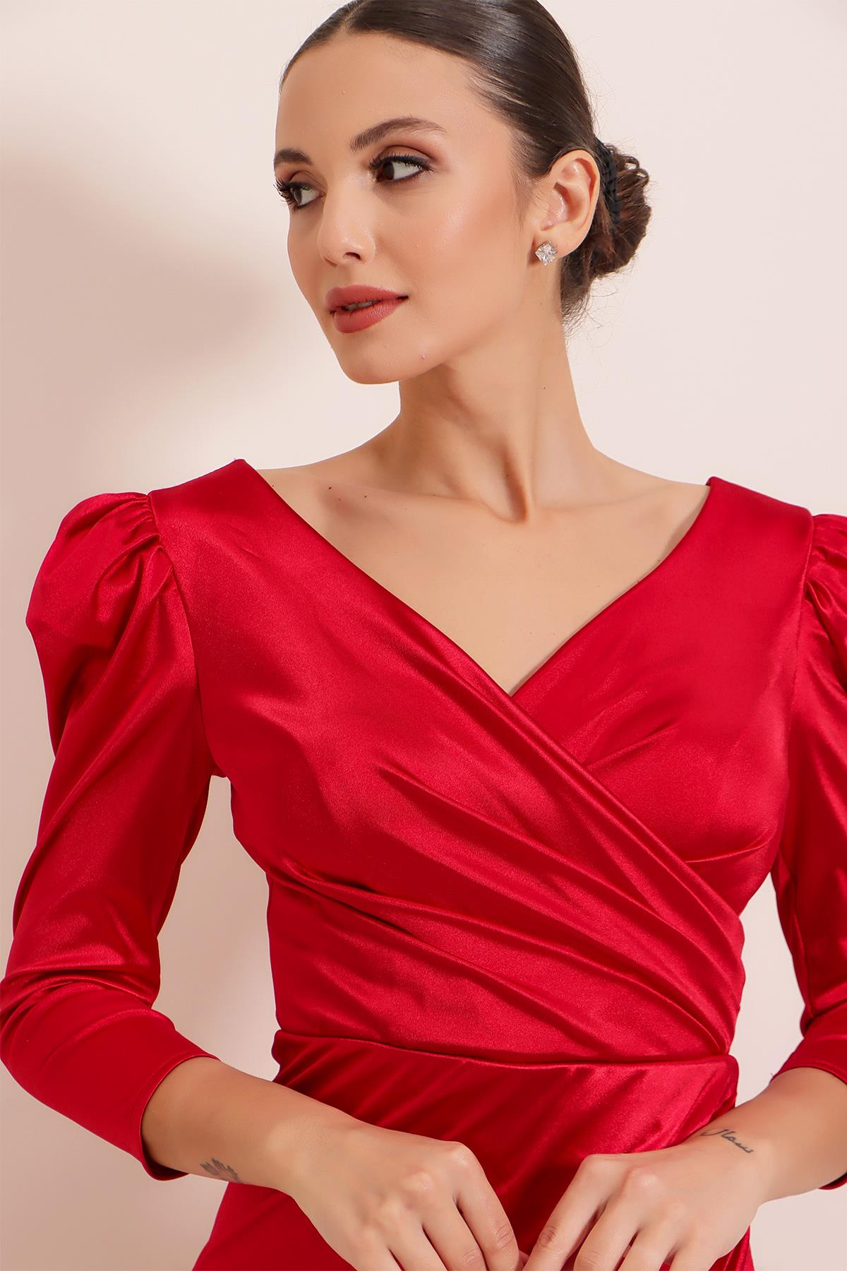 S-22K0230017Kruvaze Yaka Yanı Büzgülü Astarlı Uzun Saten Elbise