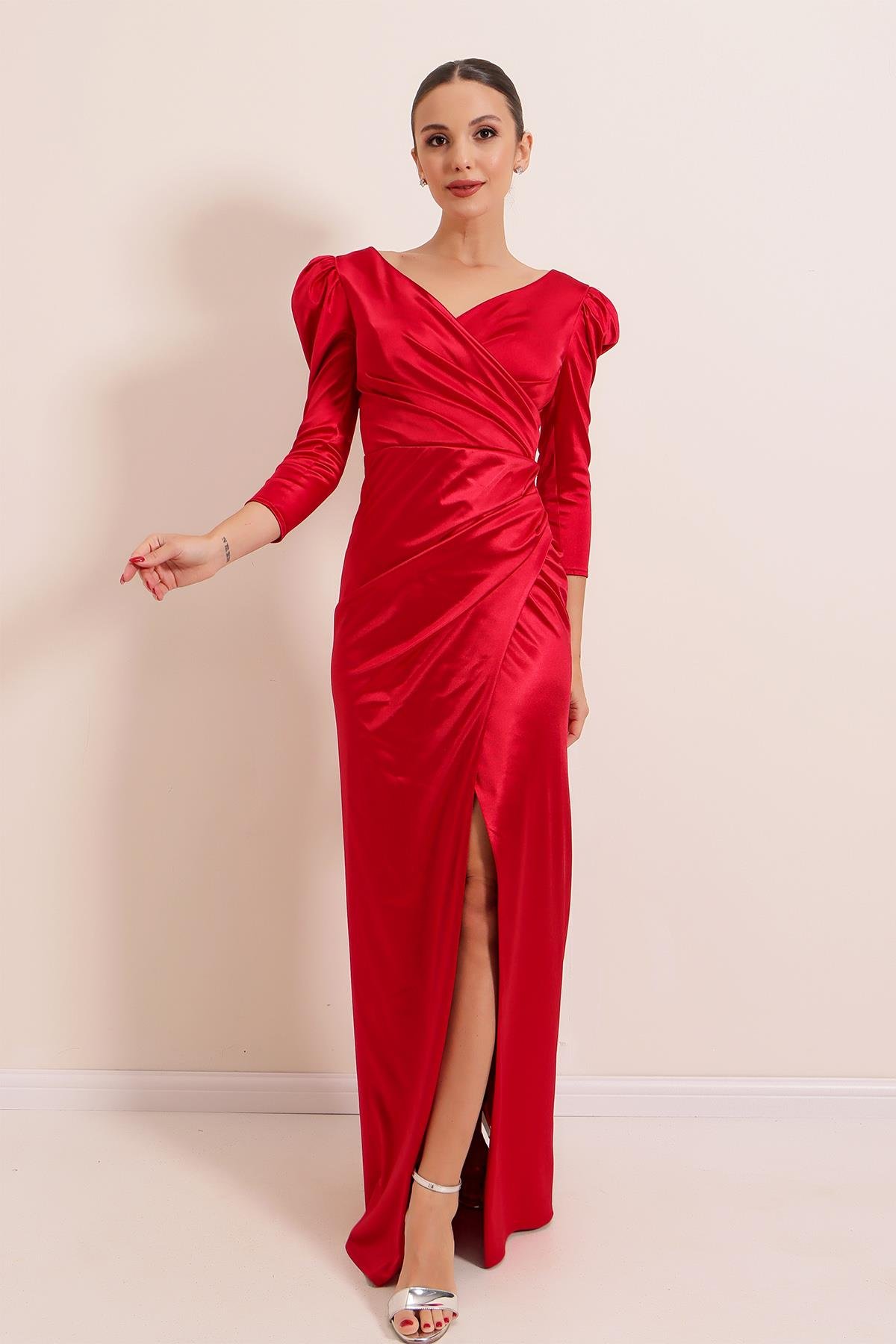 S-22K0230017Kruvaze Yaka Yanı Büzgülü Astarlı Uzun Saten Elbise