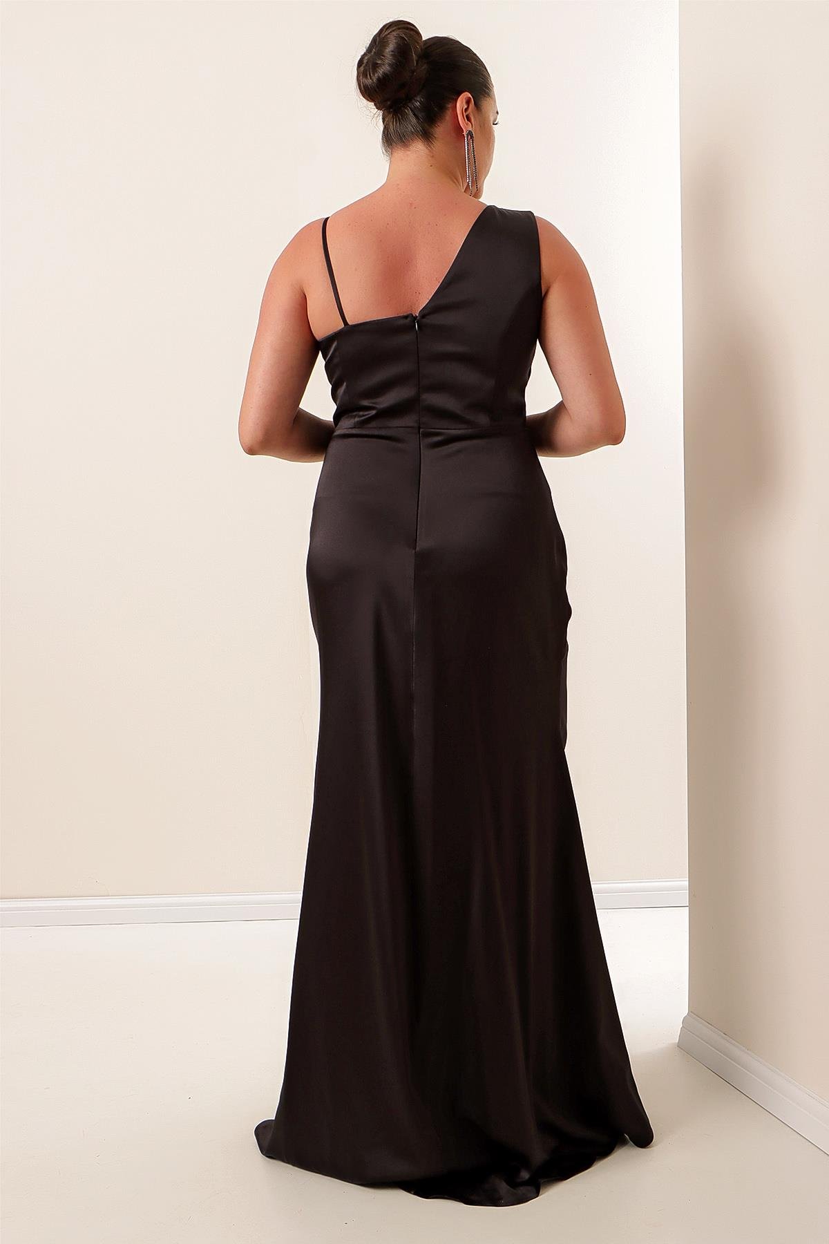 S-22K1040040Single-Pleated Lined At The Front With Black Satin Strap Party Dress Large Size Long IP