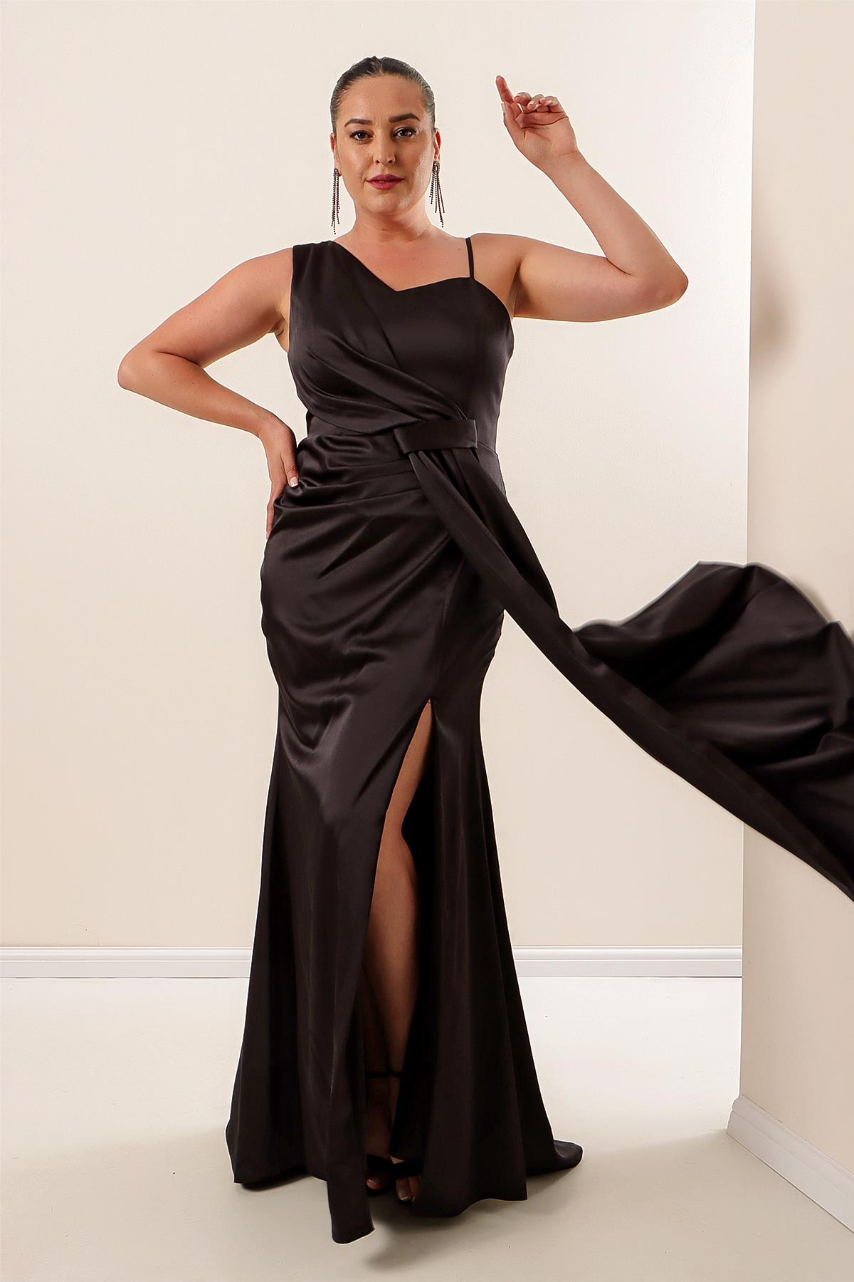 S-22K1040040Single-Pleated Lined At The Front With Black Satin Strap Party Dress Large Size Long IP