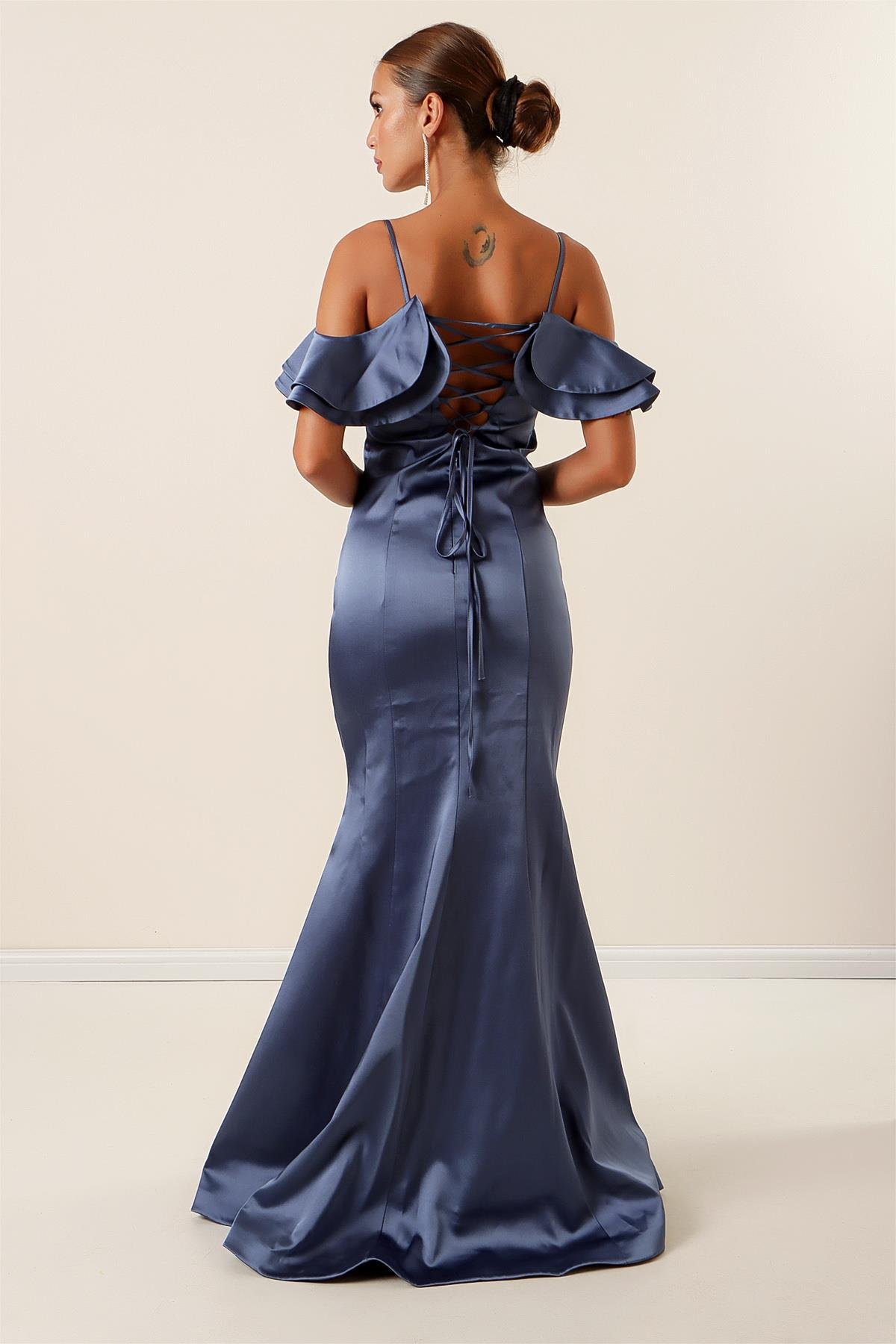 S-22K1040058İp Askılı Düşük Kollu Arkası Bağcıklı Astarlı Uzun Saten Elbise