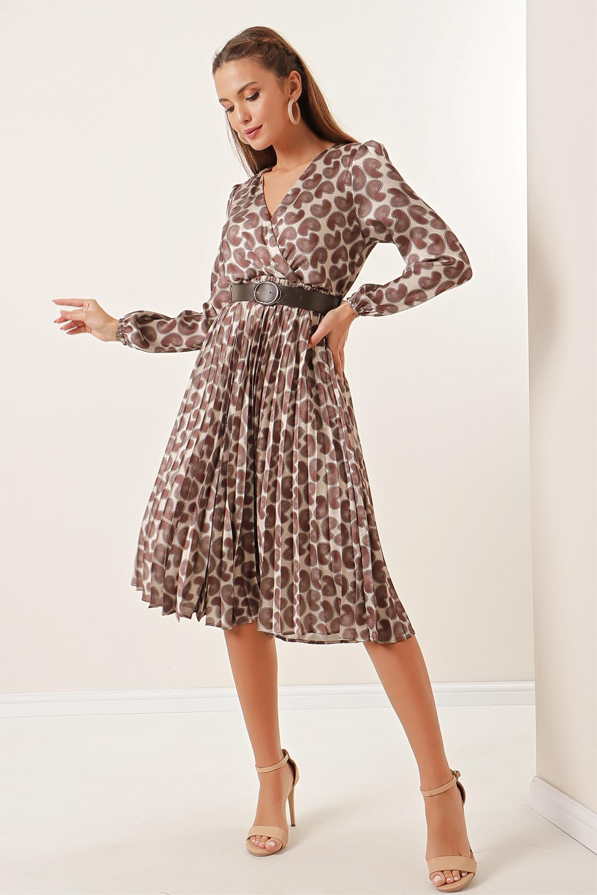 S-22K1520002Kruvaze Yaka Desenli Beli Kemerli Astarlı Pliseli Saten Elbise