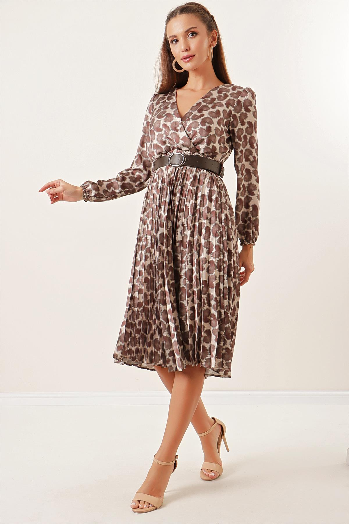 S-22K1520002Kruvaze Yaka Desenli Beli Kemerli Astarlı Pliseli Saten Elbise