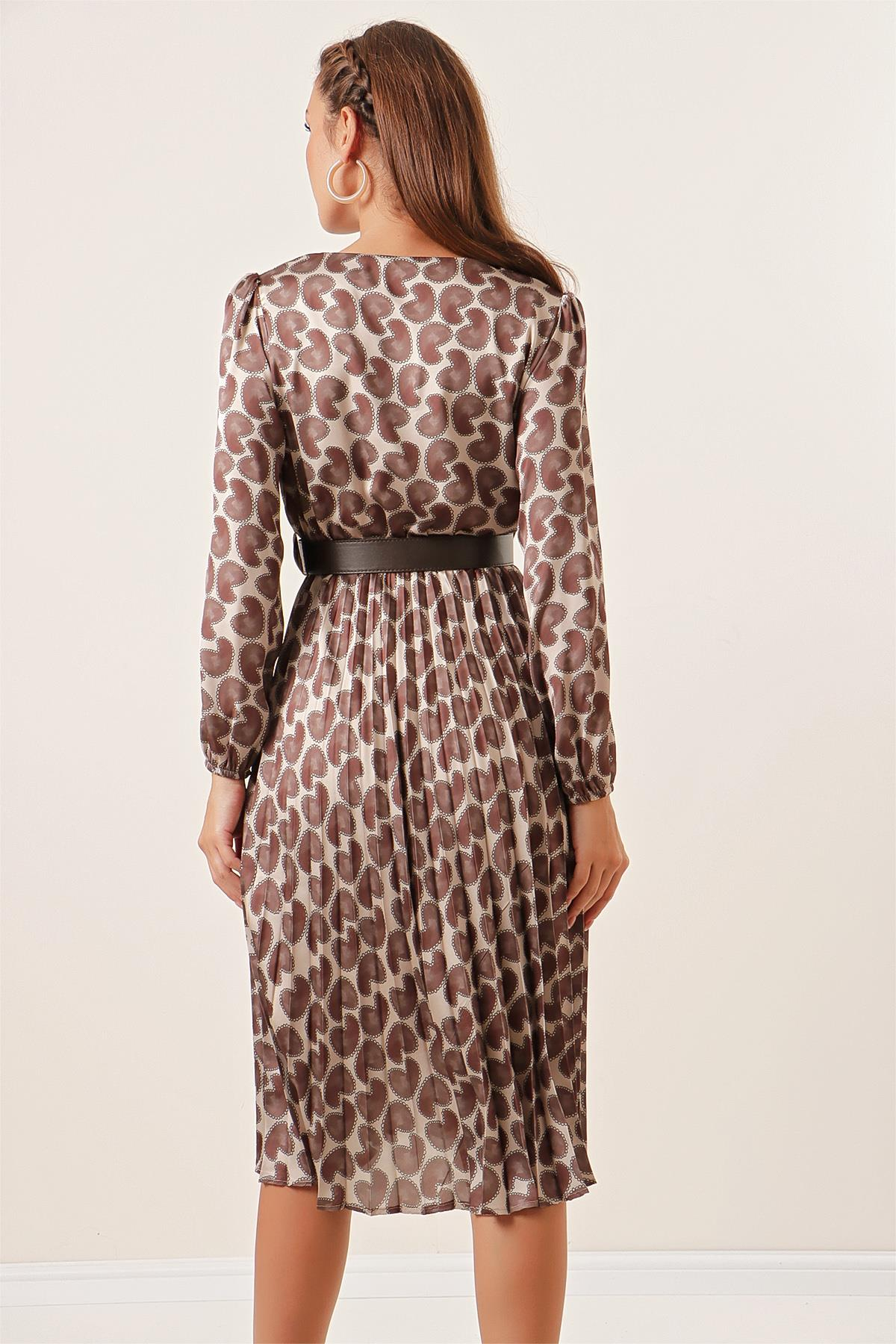 S-22K1520002Kruvaze Yaka Desenli Beli Kemerli Astarlı Pliseli Saten Elbise