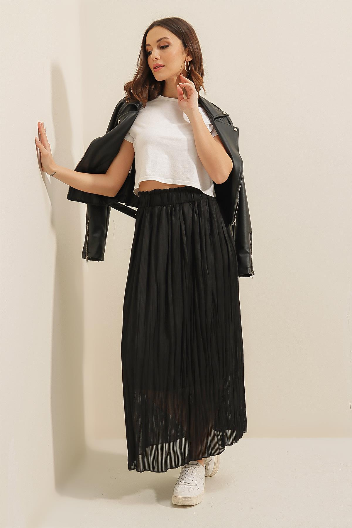 S-22K3080007Coated Thin Elastic Striped Satin Skirt