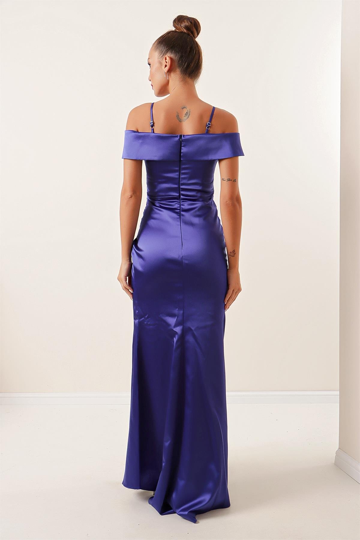 S-22K3630002Kayık Yaka Eteği Pileli Astarlı Saten Uzun Elbise