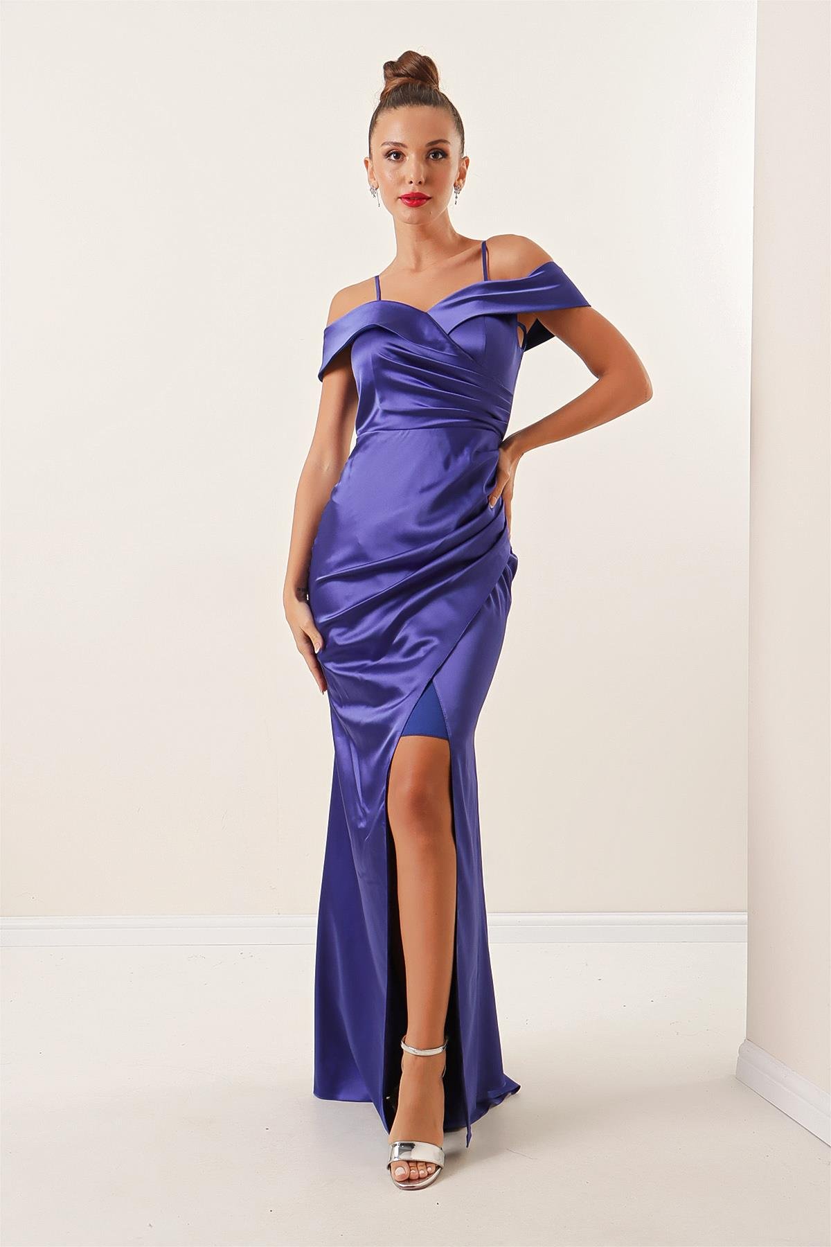 S-22K3630002Kayık Yaka Eteği Pileli Astarlı Saten Uzun Elbise