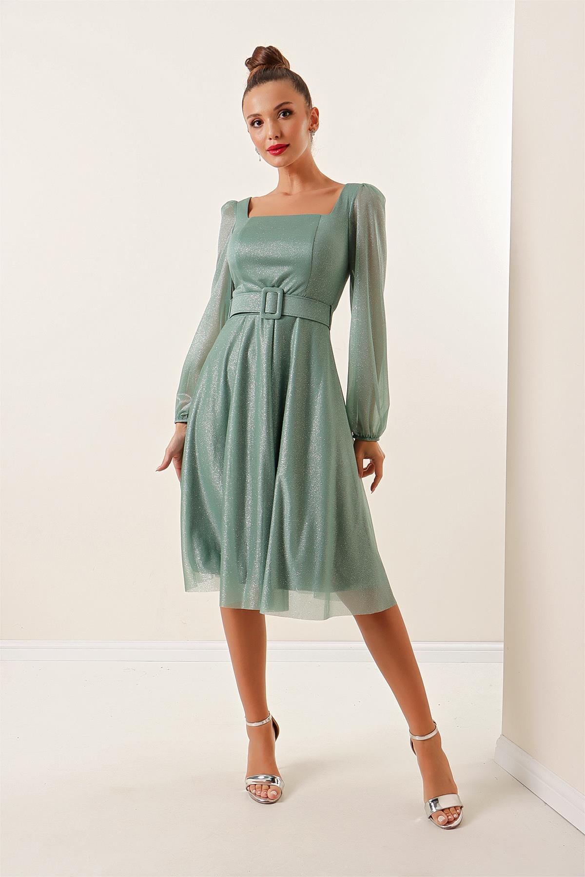 S-22K3630014Kare Yaka Kemerli Balon Kol Astarlı Simli Elbise