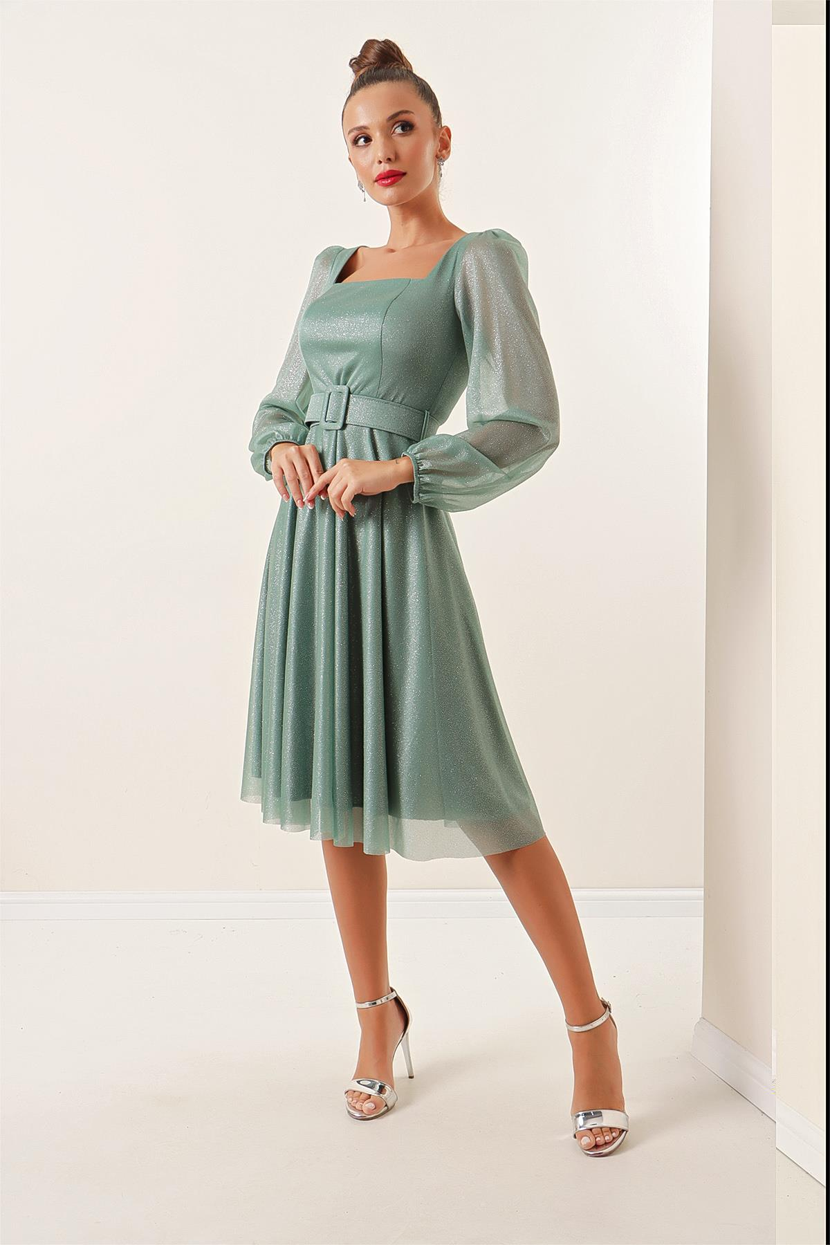 S-22K3630014Kare Yaka Kemerli Balon Kol Astarlı Simli Elbise