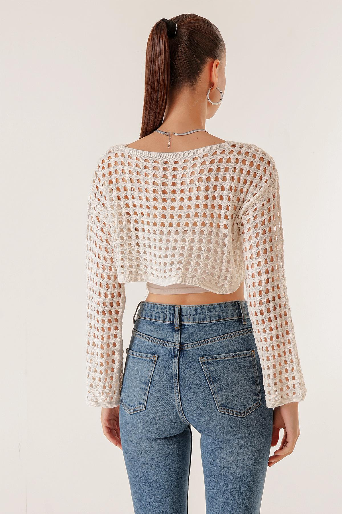 S-23K0080037Holed Crop Sweater