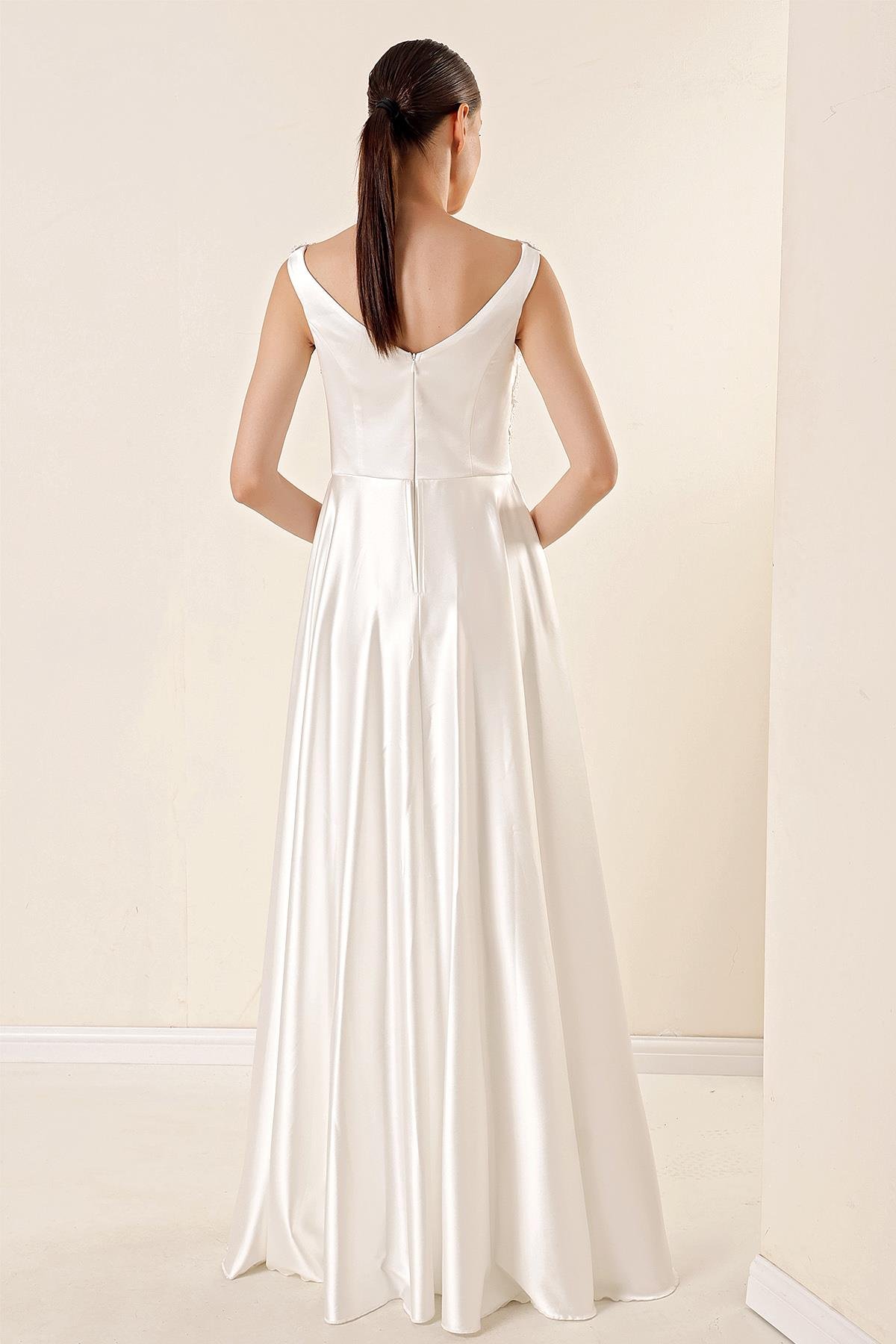 S-23K0490024Üstü Boncuklu Güpür Transparan DrapeliAstarlı Uzun Saten Elbise