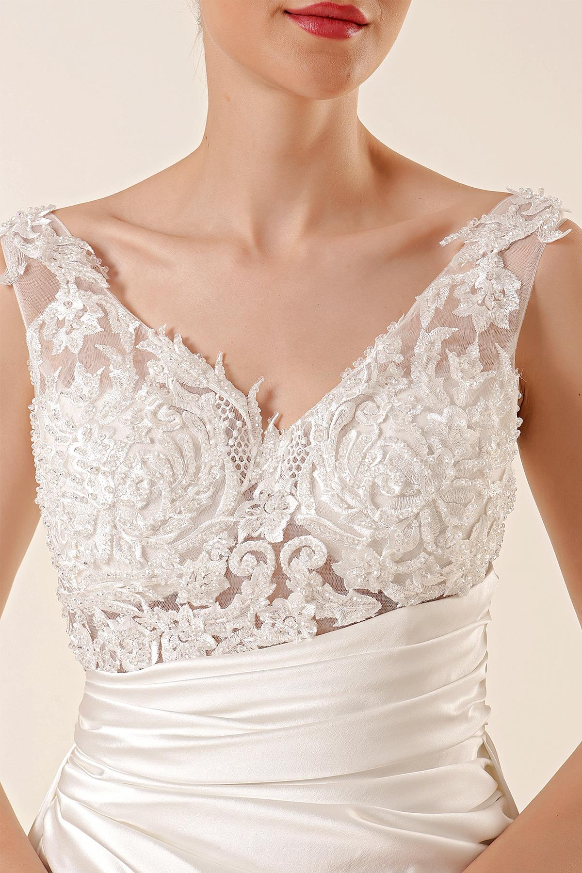 S-23K0490024Üstü Boncuklu Güpür Transparan DrapeliAstarlı Uzun Saten Elbise