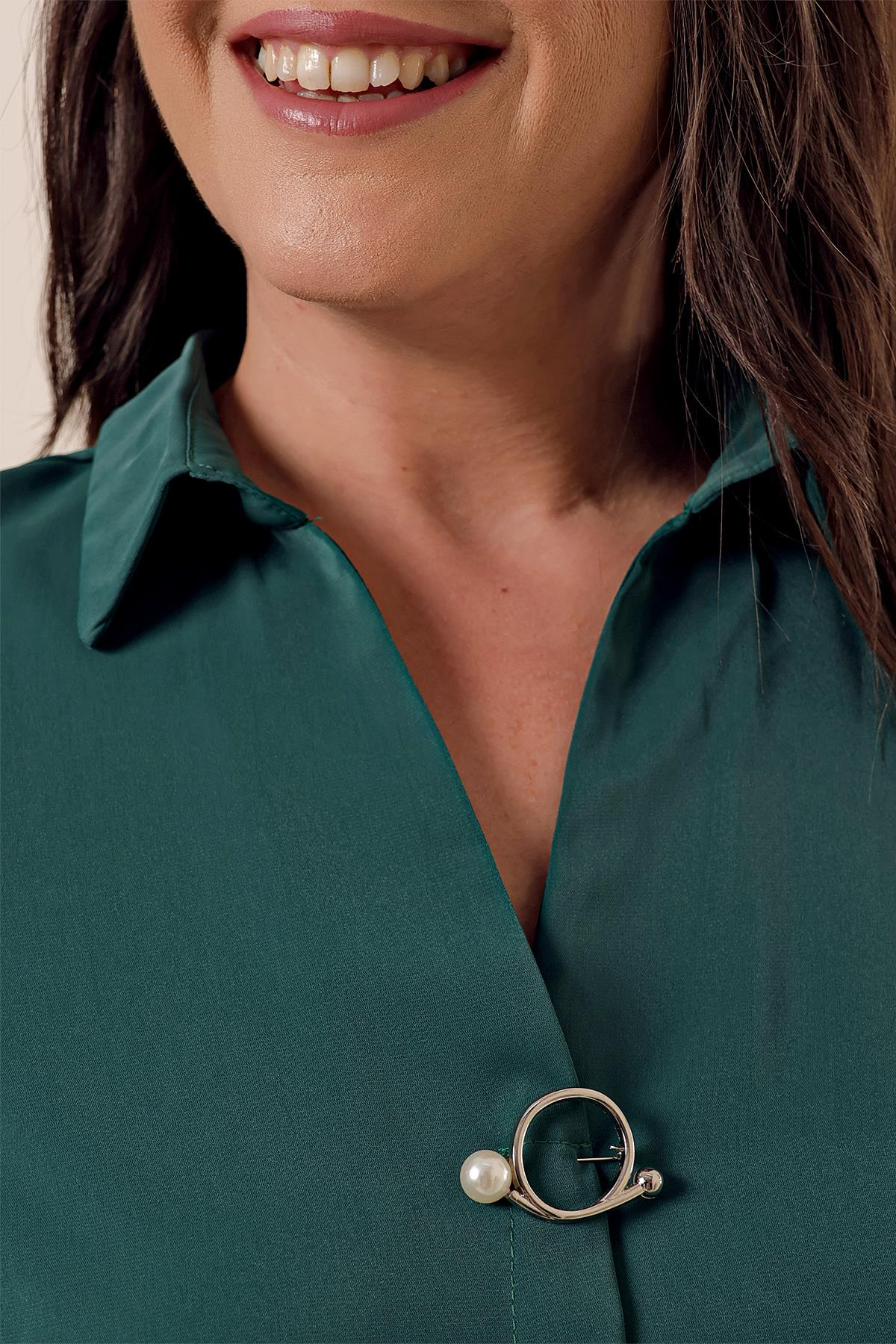 S-23K1040026Polo Neck Quarter Sleeve Plus Size Blouse Brooch