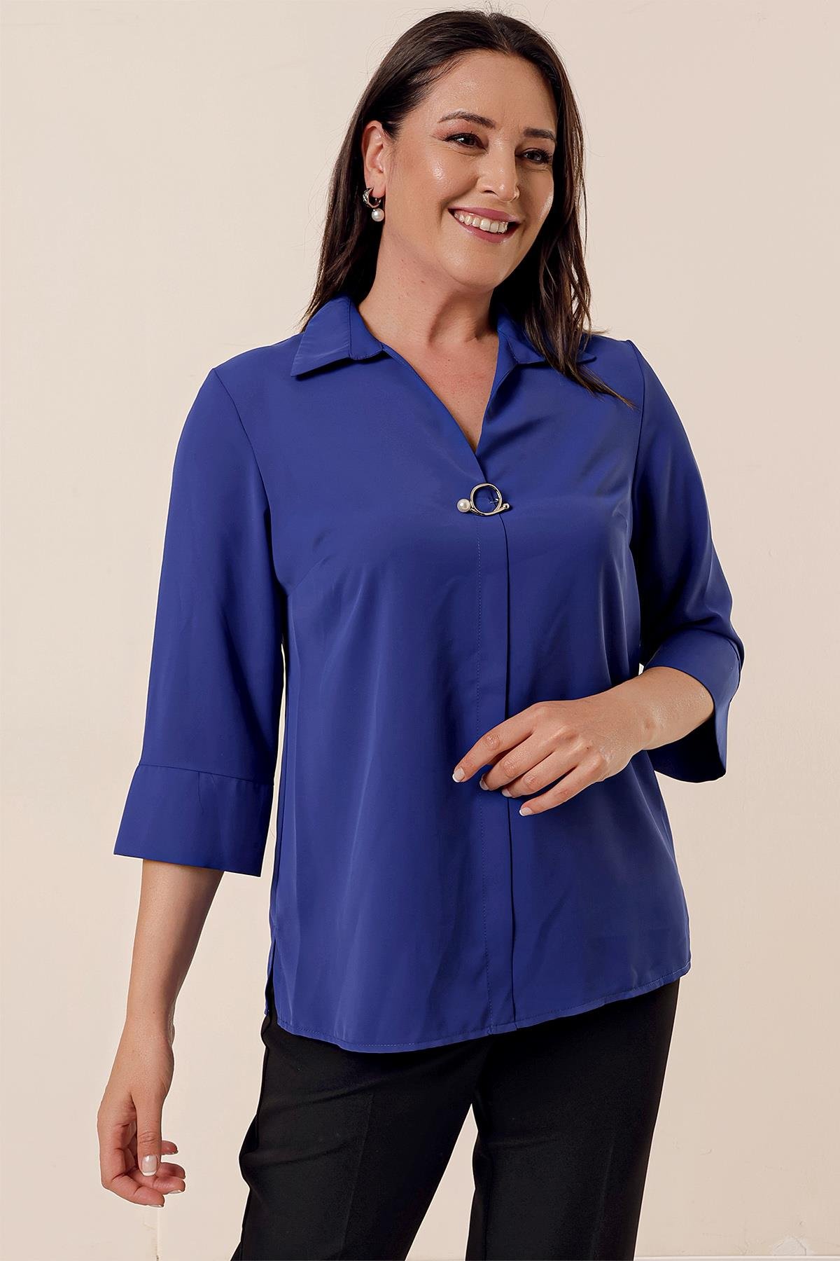 S-23K1040026Polo Neck Quarter Sleeve Plus Size Blouse Brooch
