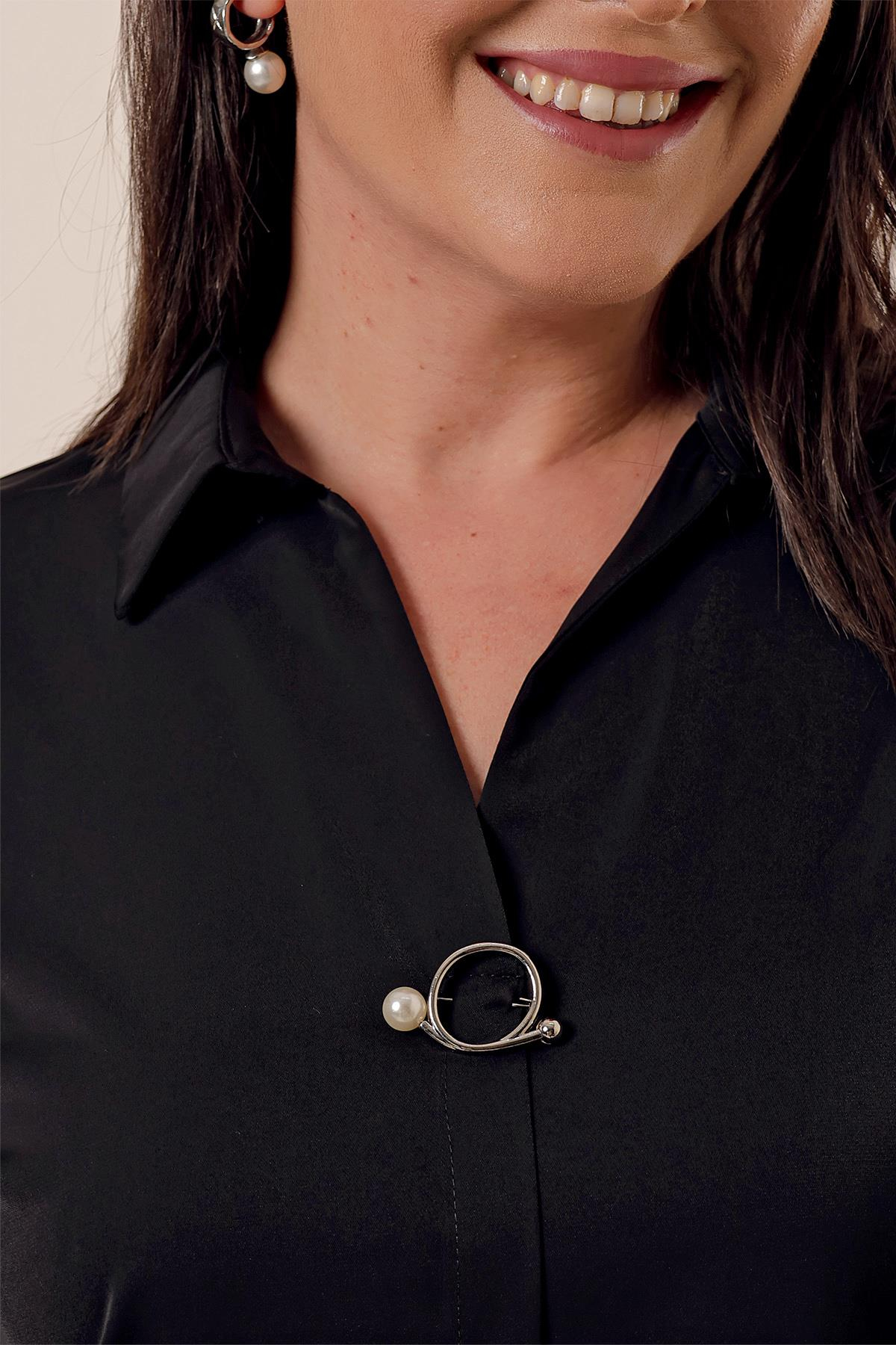 S-23K1040026Polo Neck Quarter Sleeve Plus Size Blouse Brooch