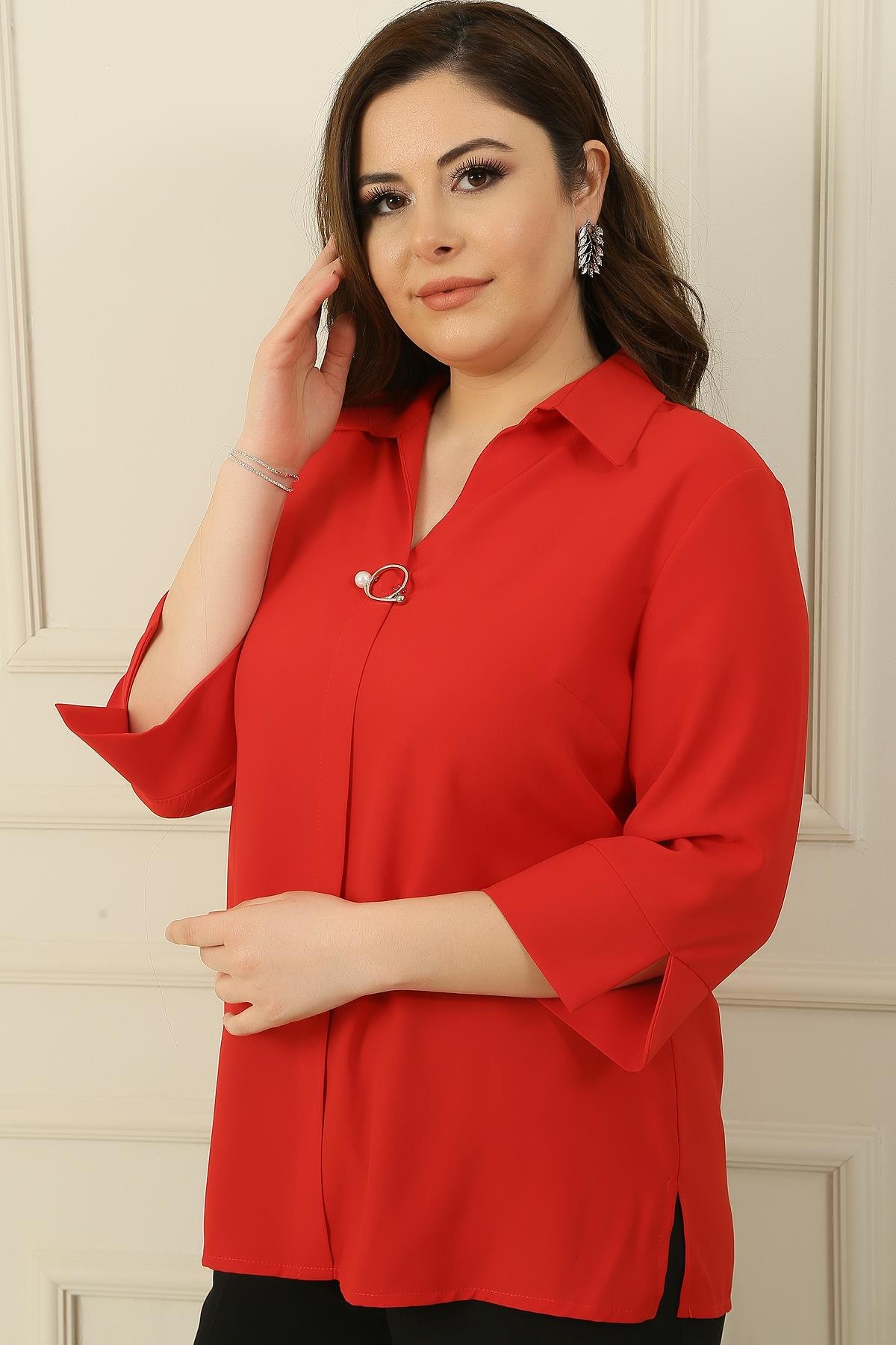S-23K1040026Polo Neck Quarter Sleeve Plus Size Blouse Brooch