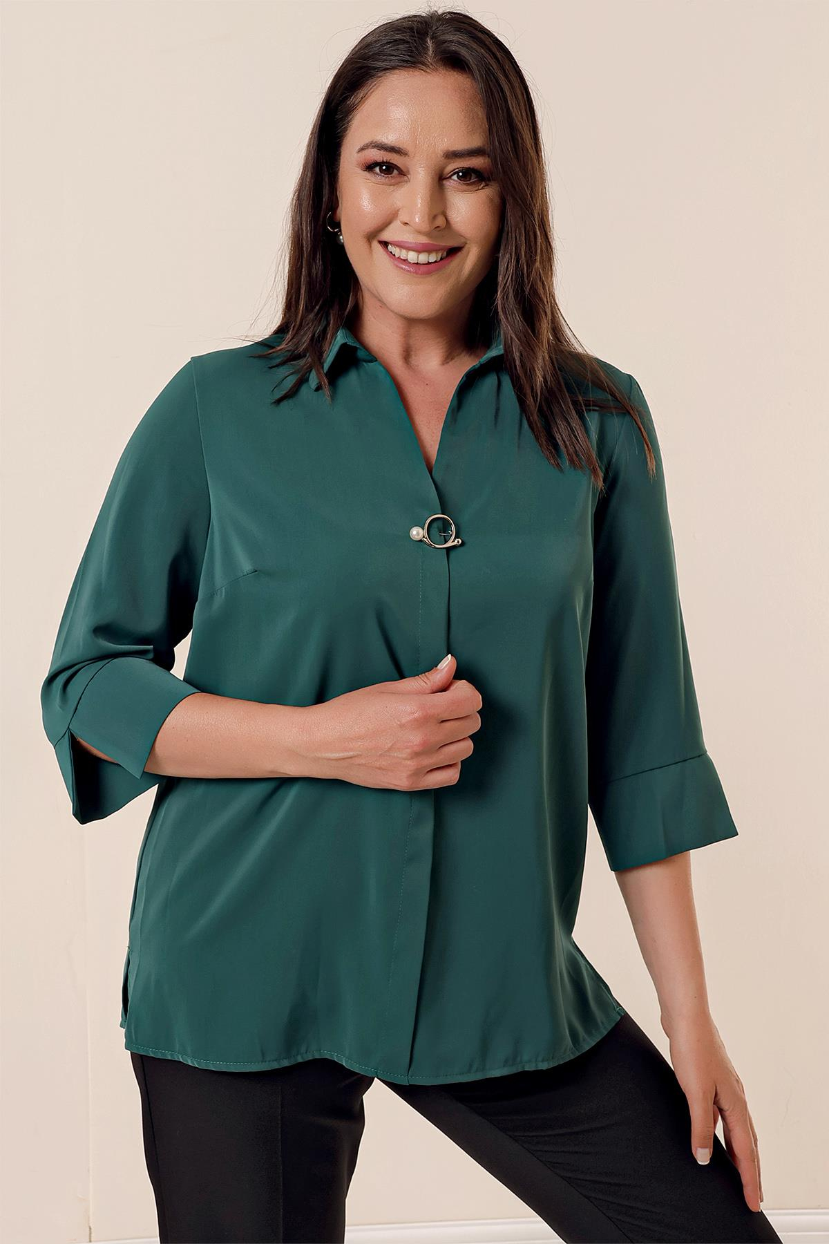 S-23K1040026Polo Neck Quarter Sleeve Plus Size Blouse Brooch