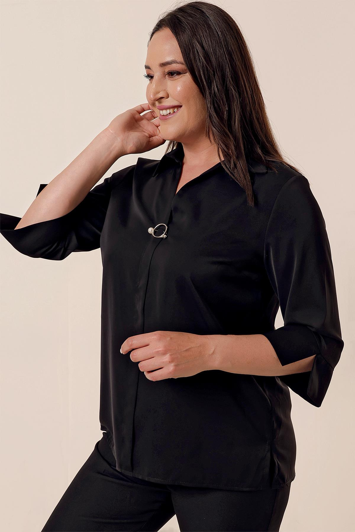 S-23K1040026Polo Neck Quarter Sleeve Plus Size Blouse Brooch