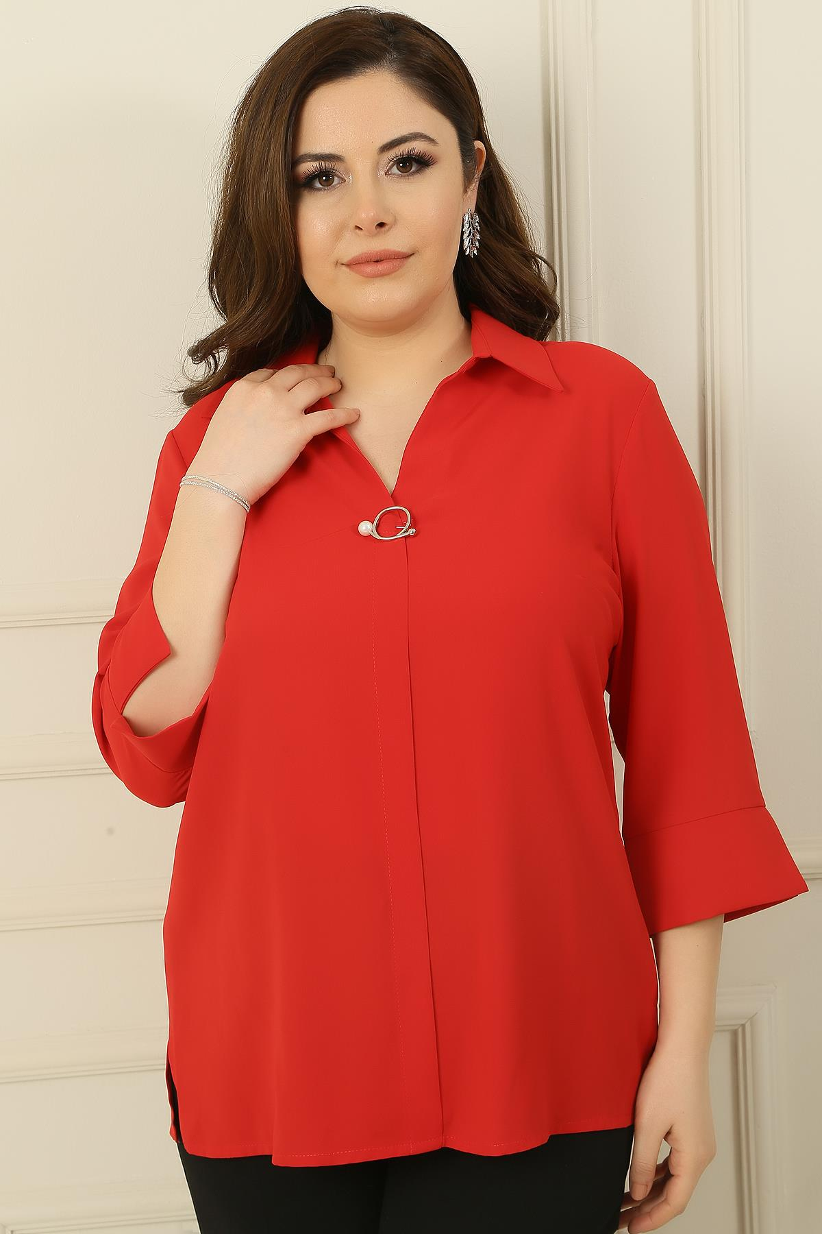 S-23K1040026Polo Neck Quarter Sleeve Plus Size Blouse Brooch