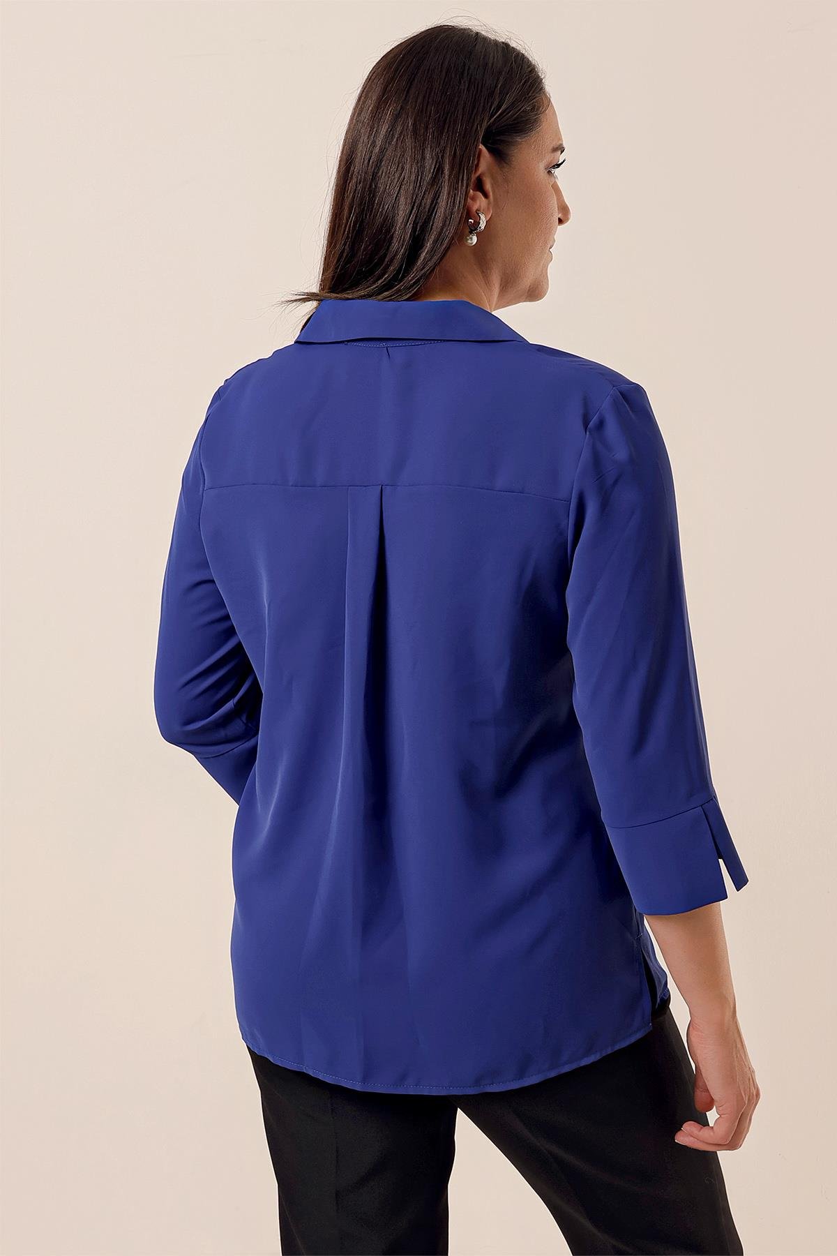 S-23K1040026Polo Neck Quarter Sleeve Plus Size Blouse Brooch