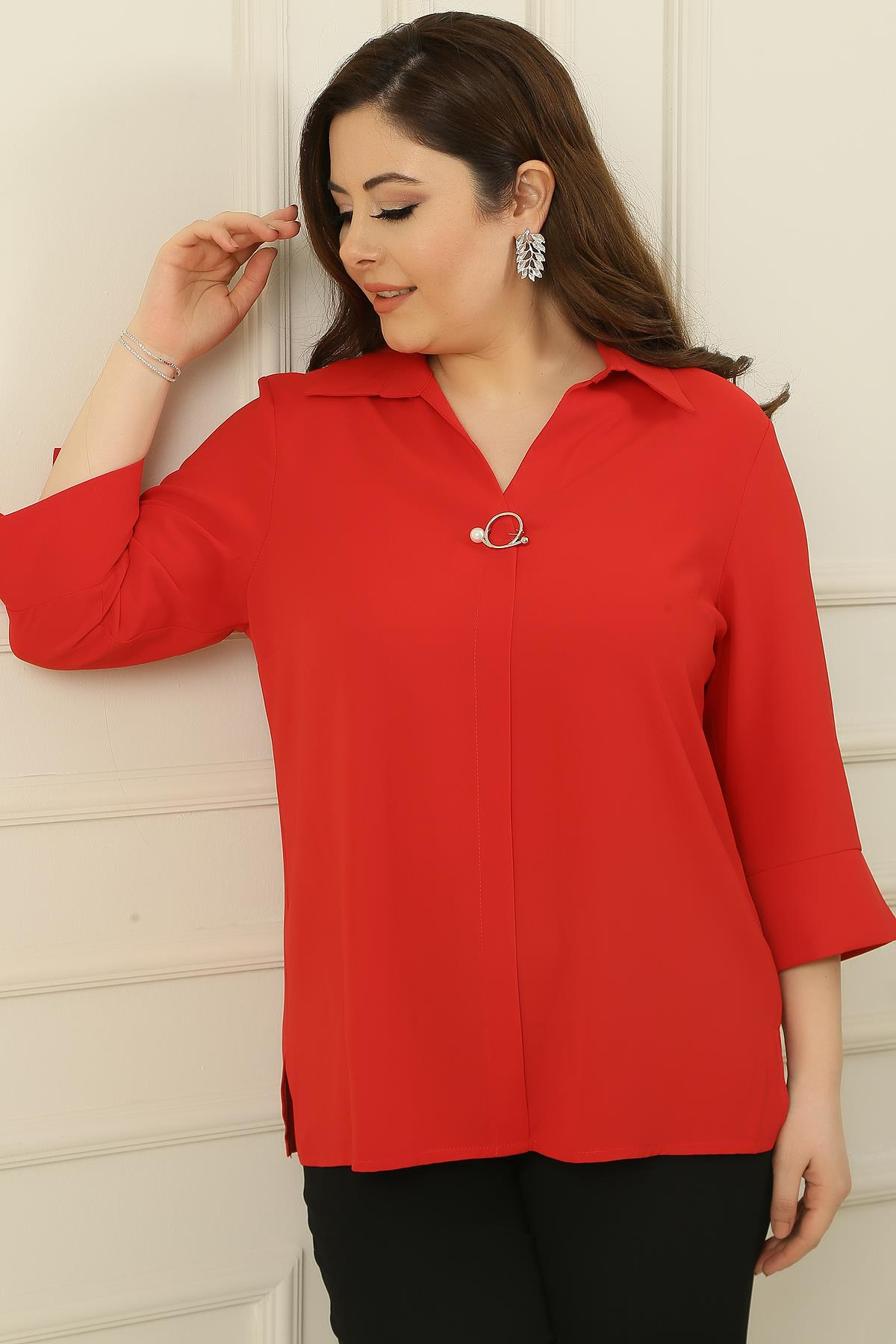 S-23K1040026Polo Neck Quarter Sleeve Plus Size Blouse Brooch