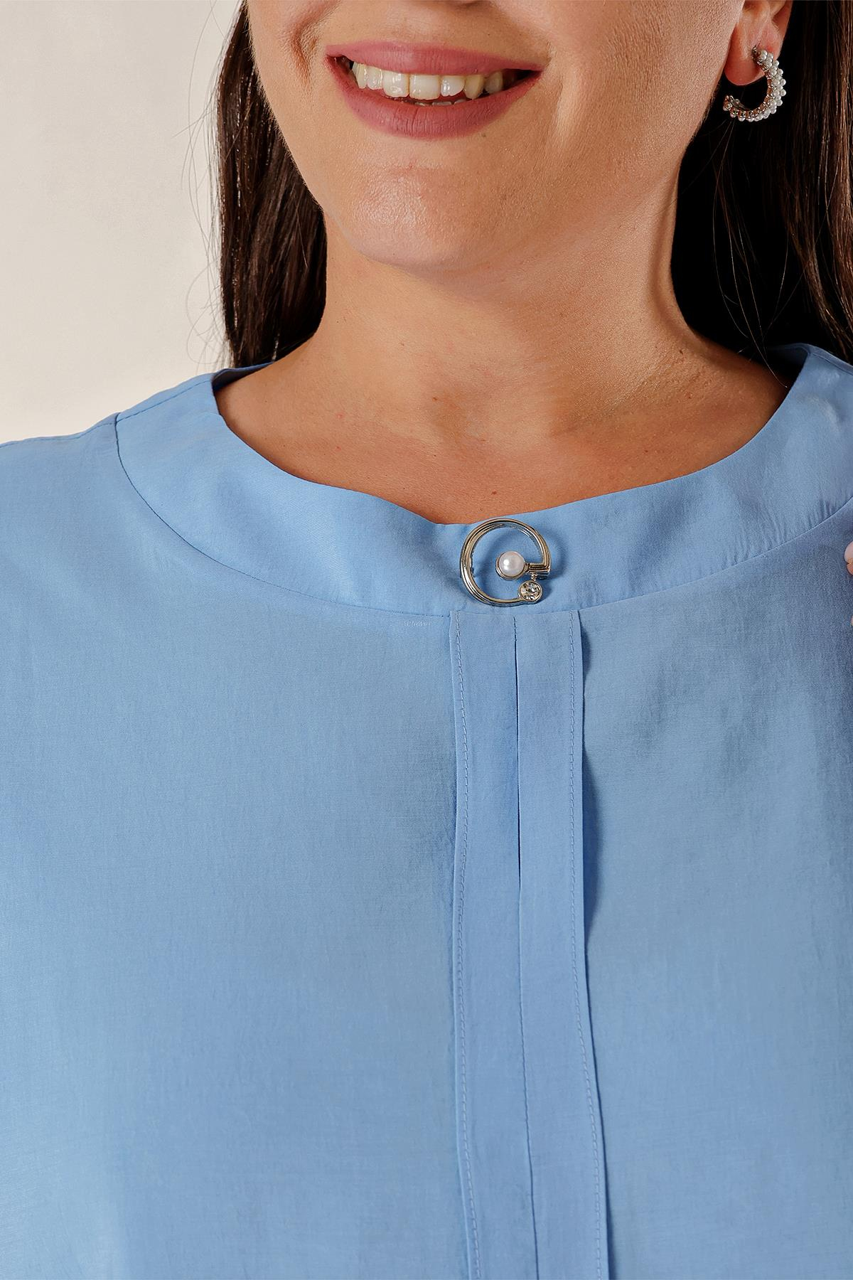 S-23K1040048Brooch chiffon plus size blouse with Detailed collar, front button closure and short Batwing Sleeves