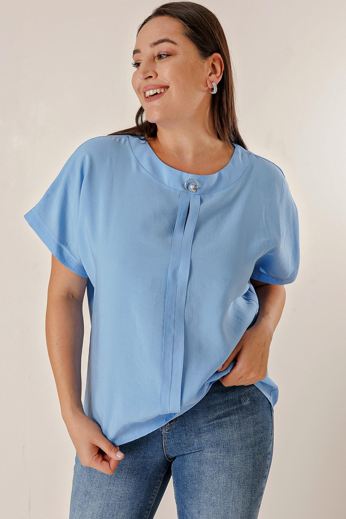 S-23K1040048Brooch chiffon plus size blouse with Detailed collar, front button closure and short Batwing Sleeves