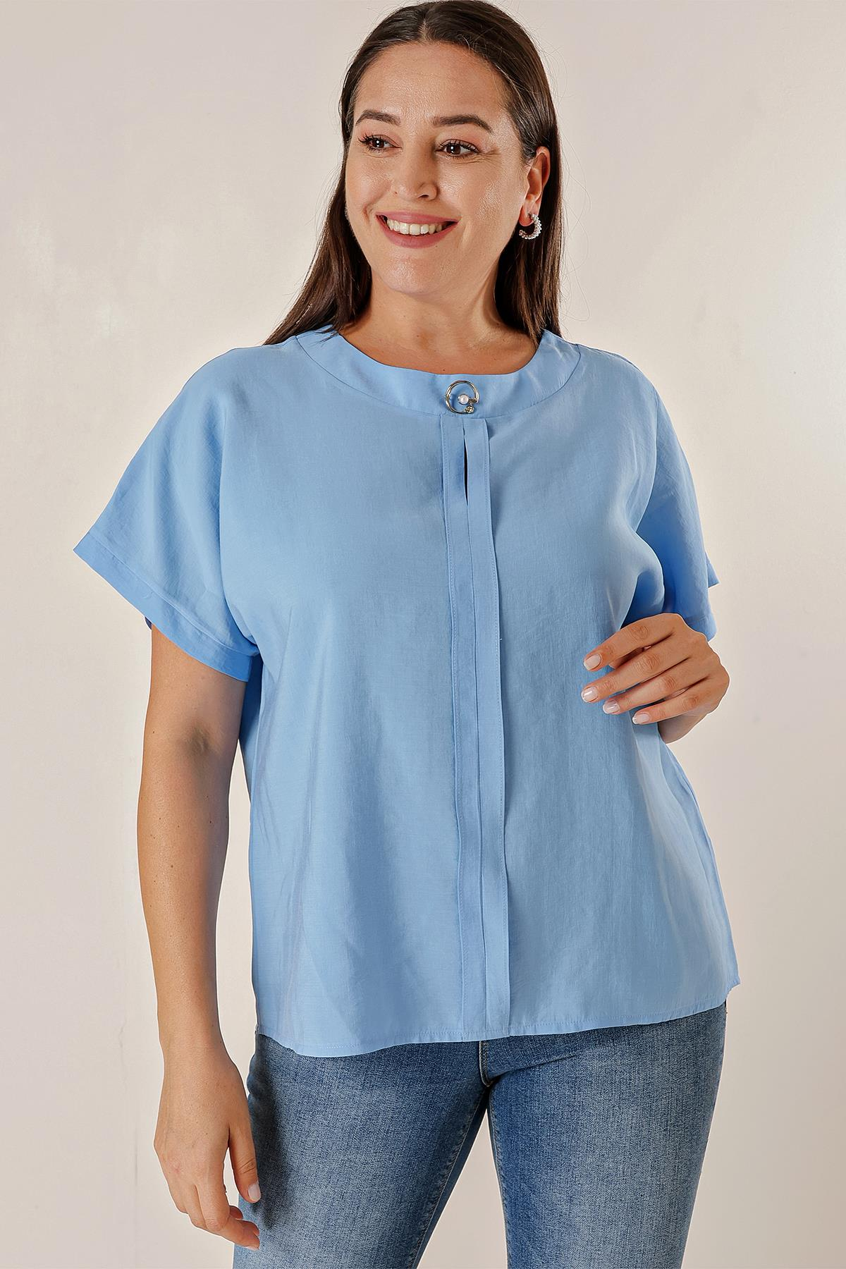 S-23K1040048Brooch chiffon plus size blouse with Detailed collar, front button closure and short Batwing Sleeves